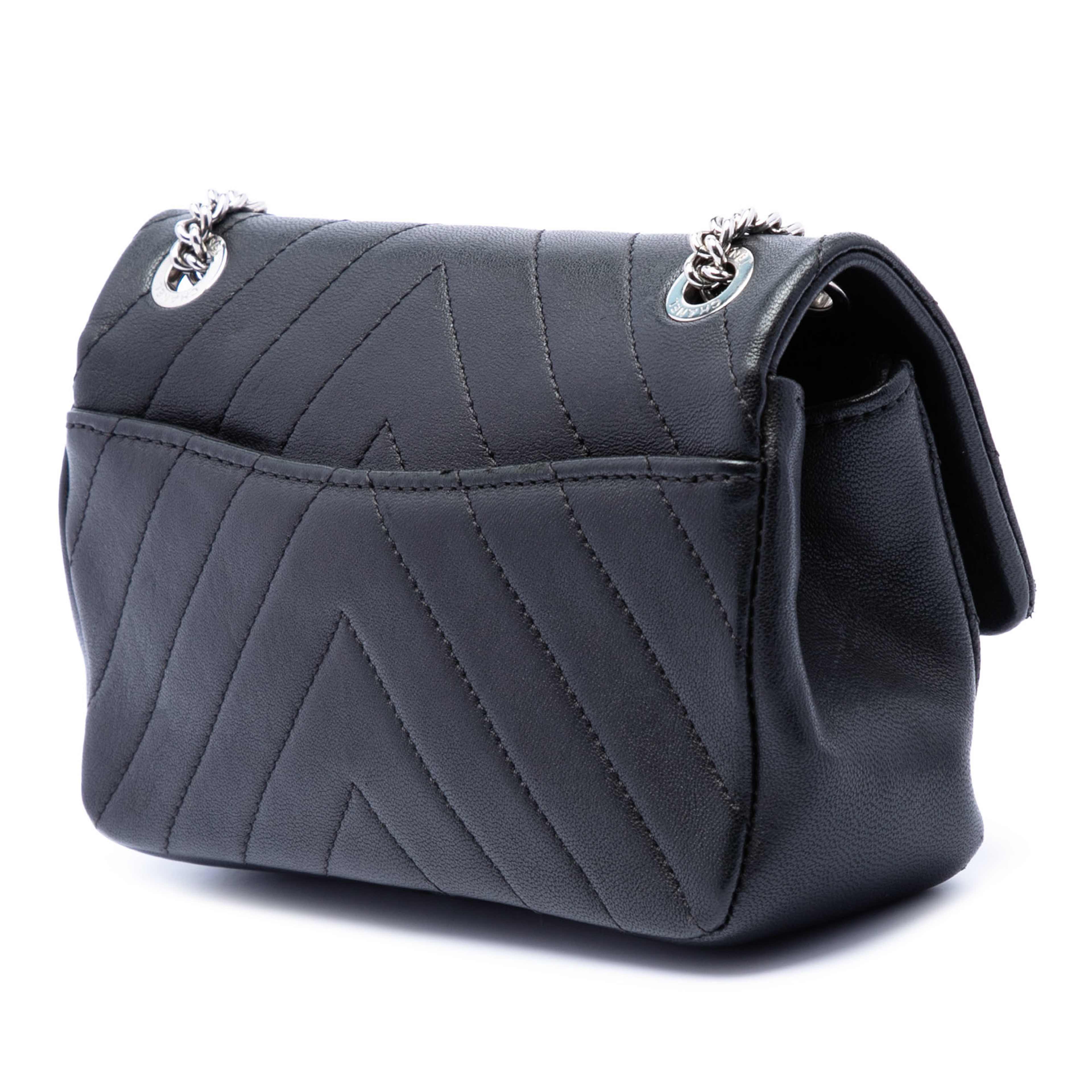 Chanel Mini Cc Chevron Calfskin Single Flap, från Luxclusif, i färgen black. Klicka för att öppna bilden i stort format