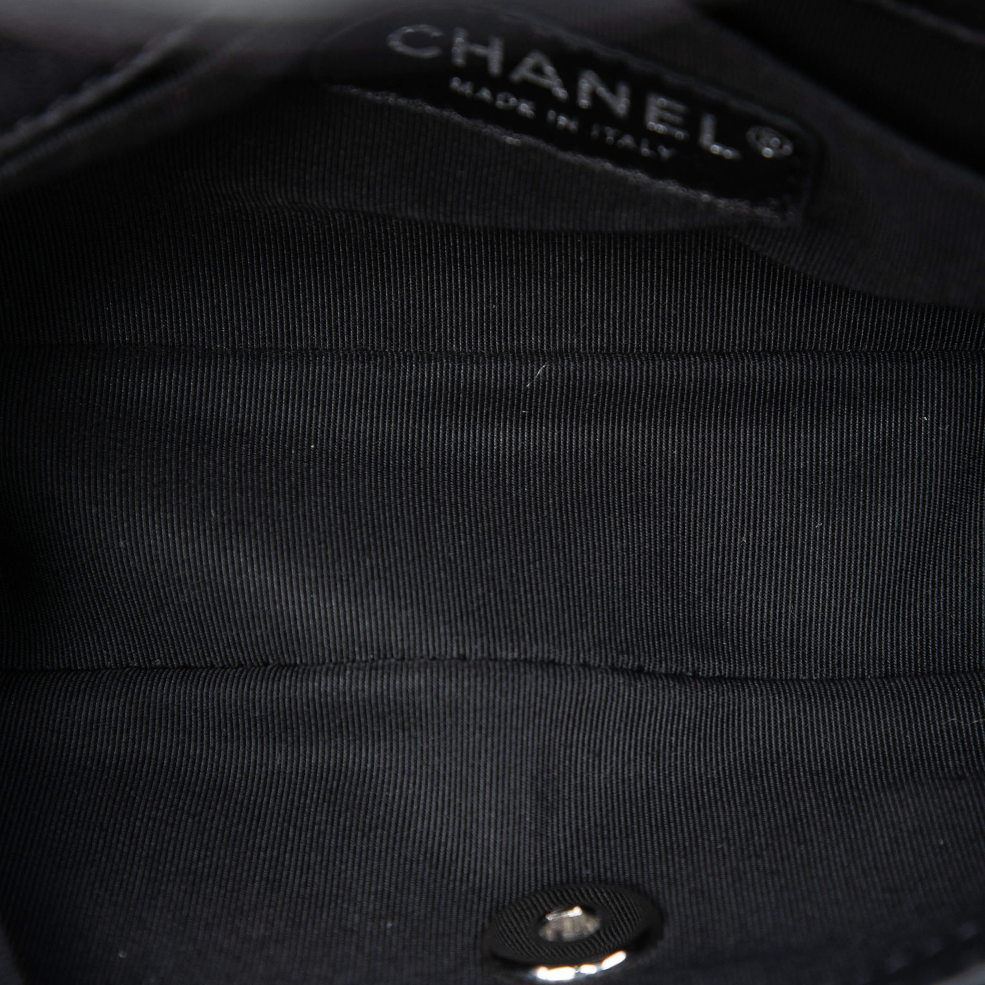 Chanel Mini Cc Chevron Calfskin Single Flap, från Luxclusif, i färgen black. Klicka för att öppna bilden i stort format