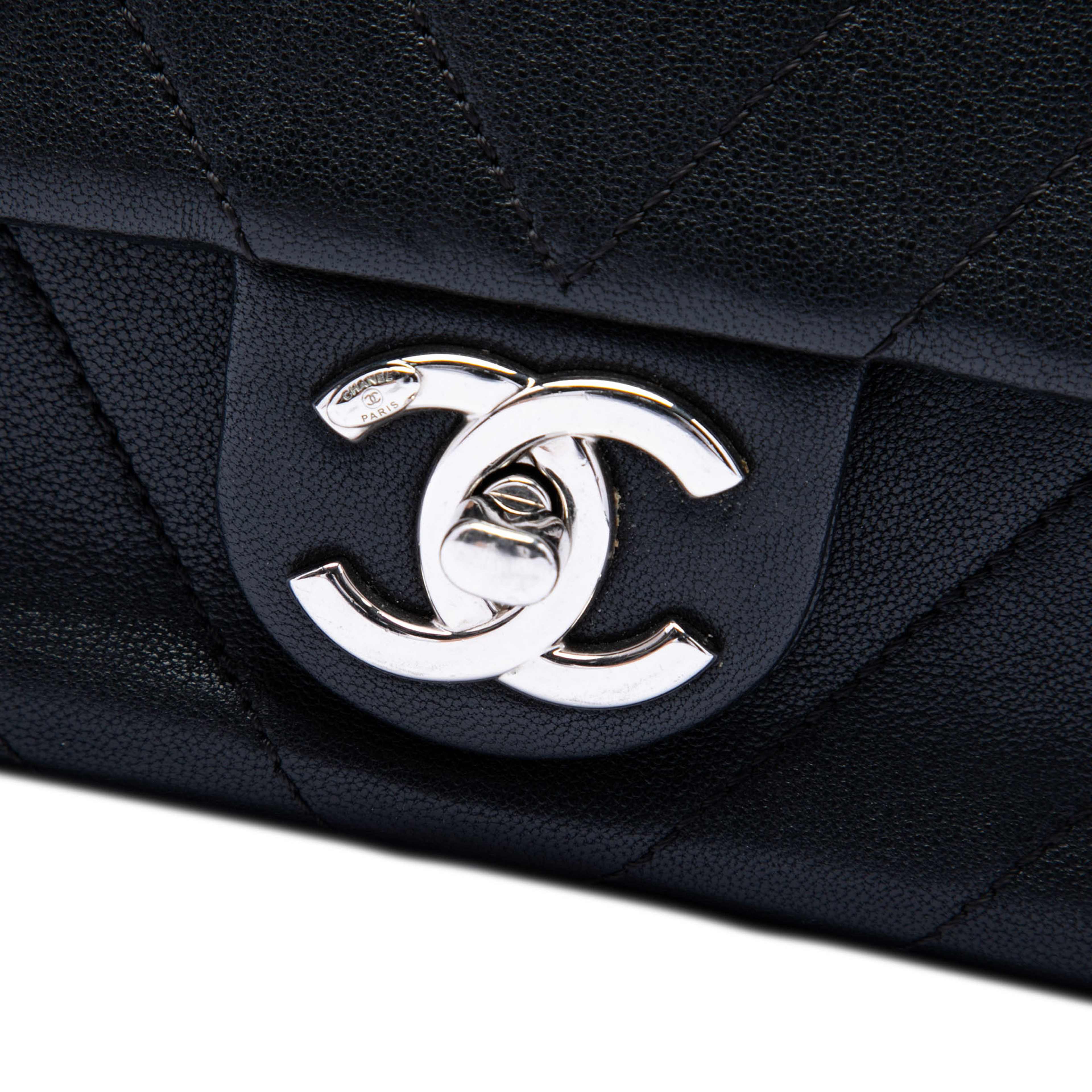 Chanel Mini Cc Chevron Calfskin Single Flap, från Luxclusif, i färgen black. Klicka för att öppna bilden i stort format