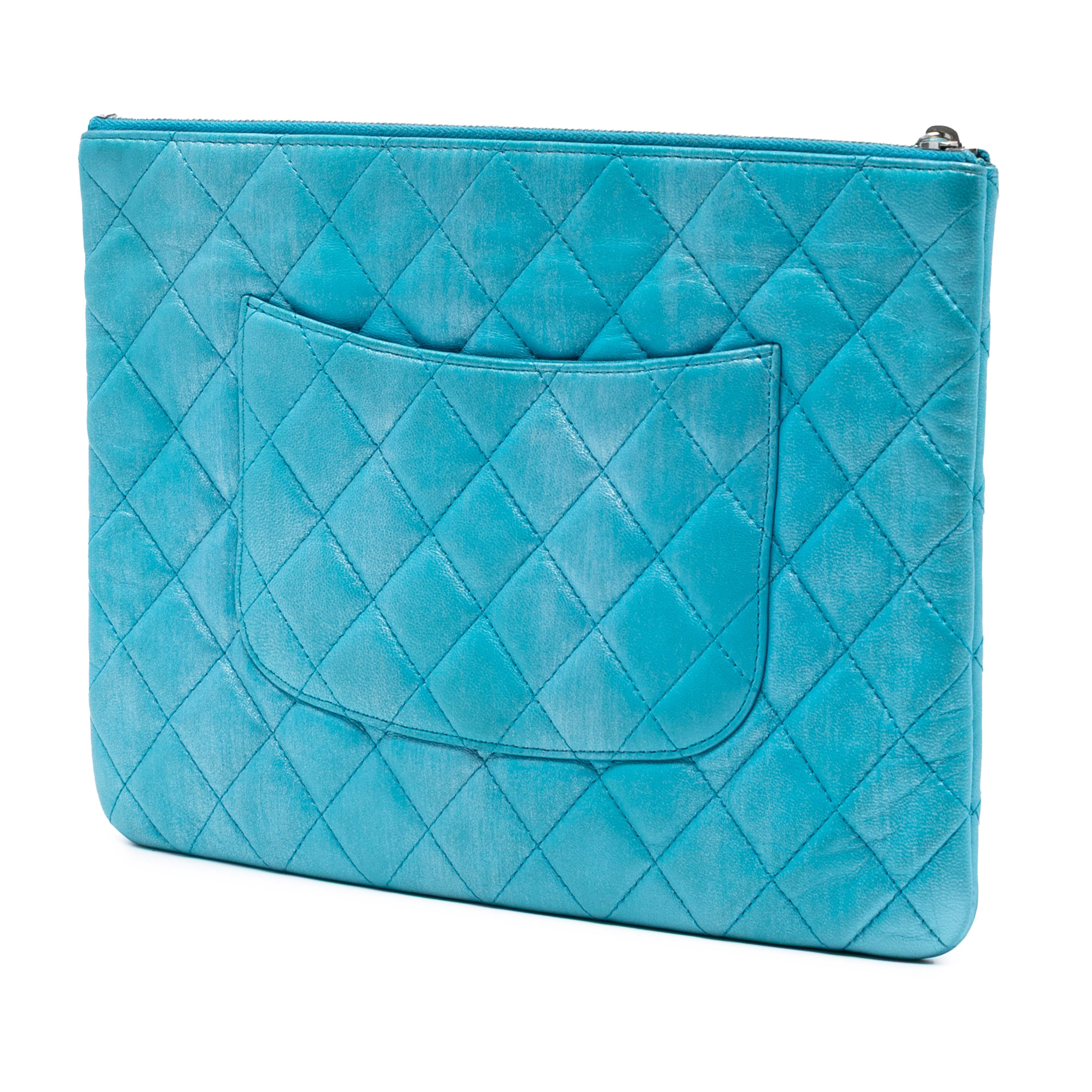 Chanel Medium Quilted Iridescent Lambskin O Case Clutch, från Luxclusif, i färgen turquoise. Klicka för att öppna bilden i stort format