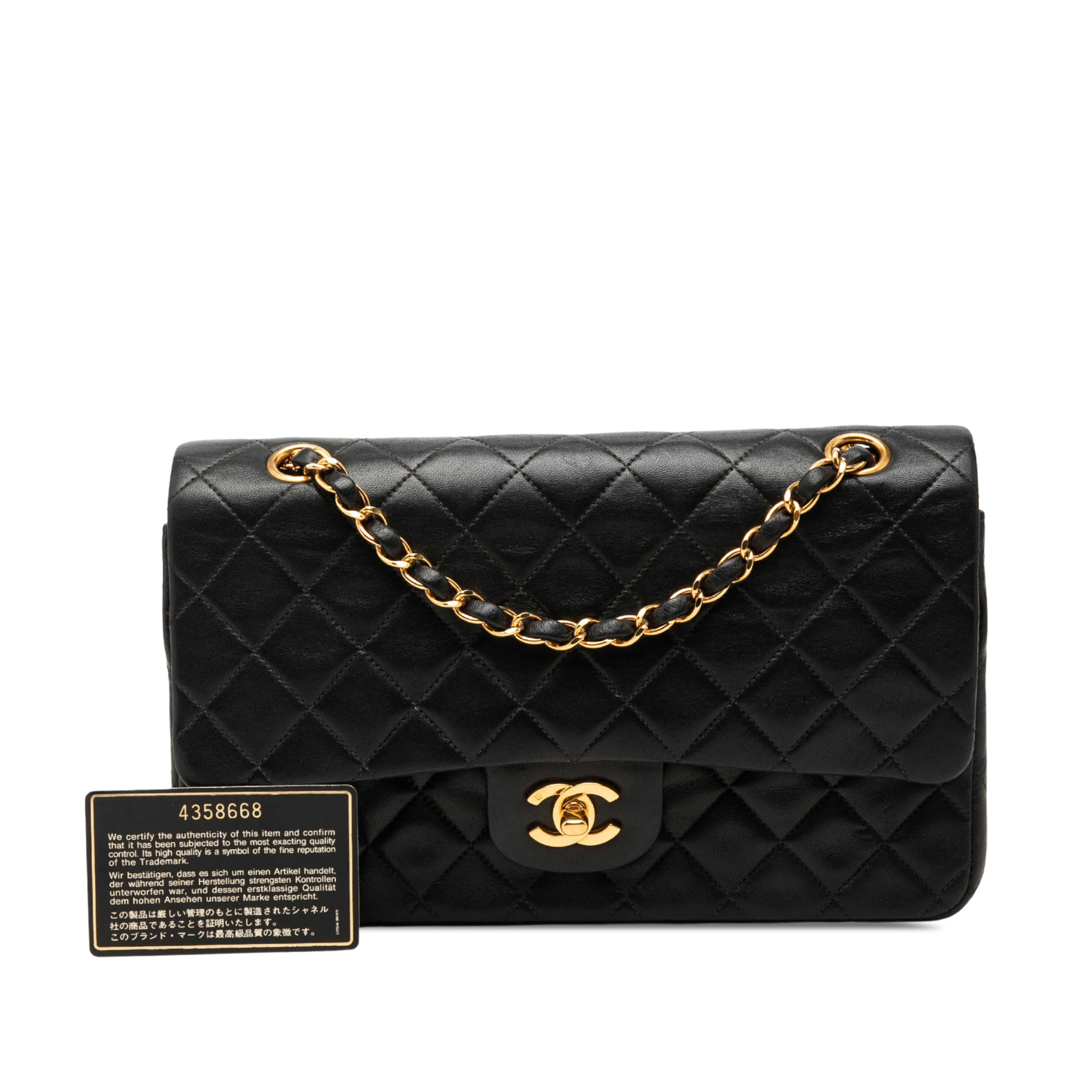 Chanel Medium Classic Lambskin Double Flap, från Luxclusif, i färgen svart. Klicka för att öppna bilden i stort format
