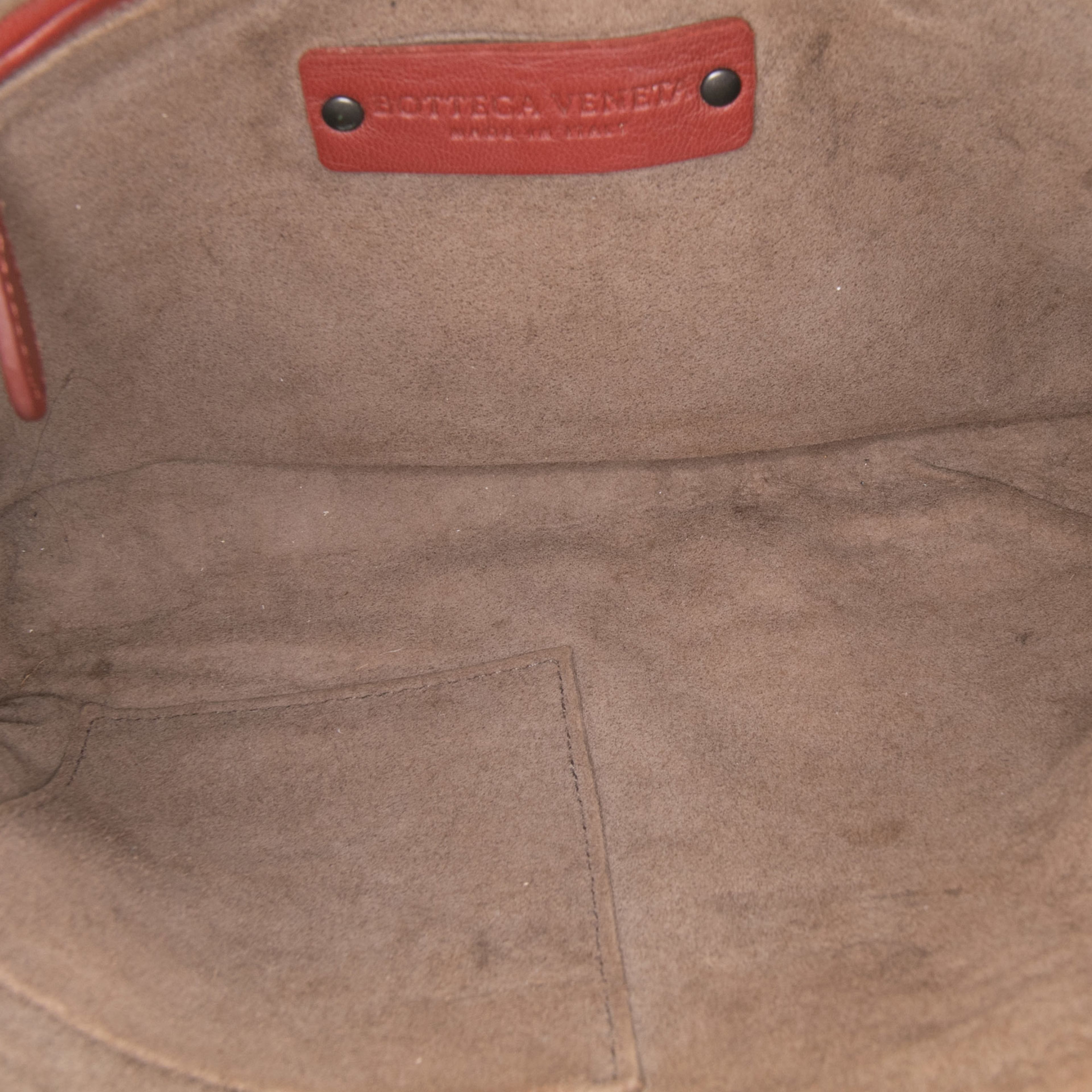 Bottega Veneta Nappa Intrecciato Nodini Crossbody, från Luxclusif, i färgen dark red. Klicka för att öppna bilden i stort format