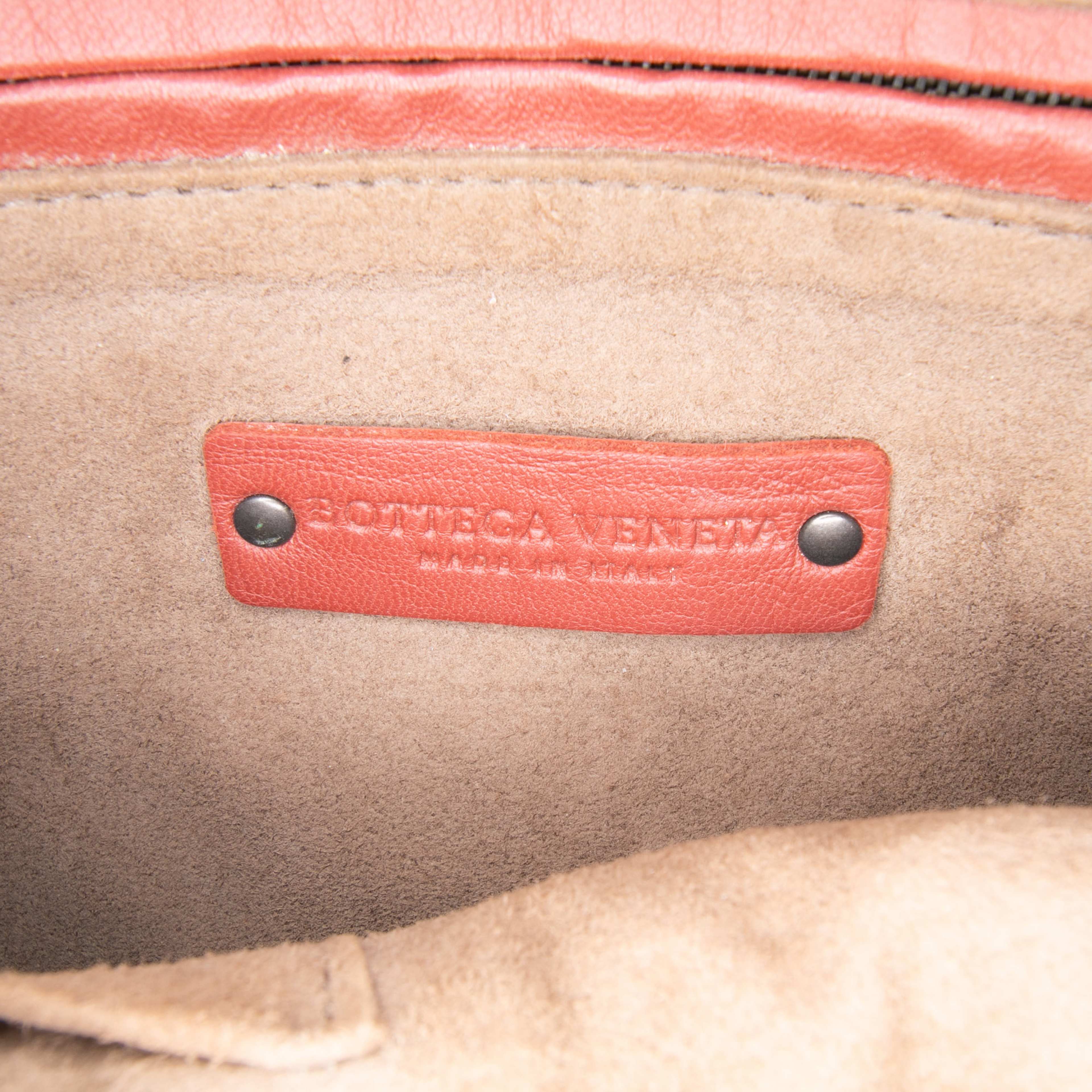 Bottega Veneta Nappa Intrecciato Nodini Crossbody, från Luxclusif, i färgen dark red. Klicka för att öppna bilden i stort format