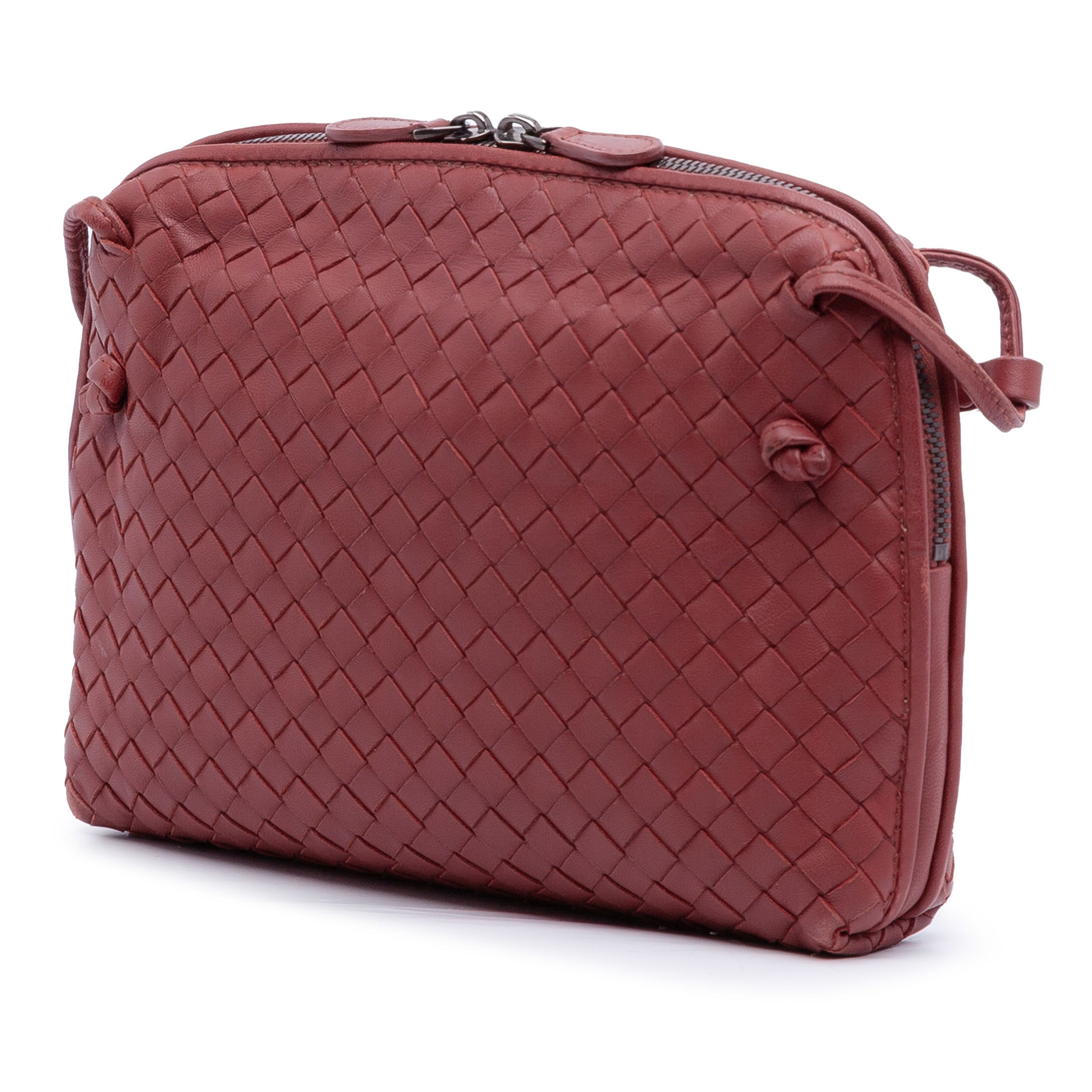 Bottega Veneta Nappa Intrecciato Nodini Crossbody, från Luxclusif, i färgen dark red. Klicka för att öppna bilden i stort format