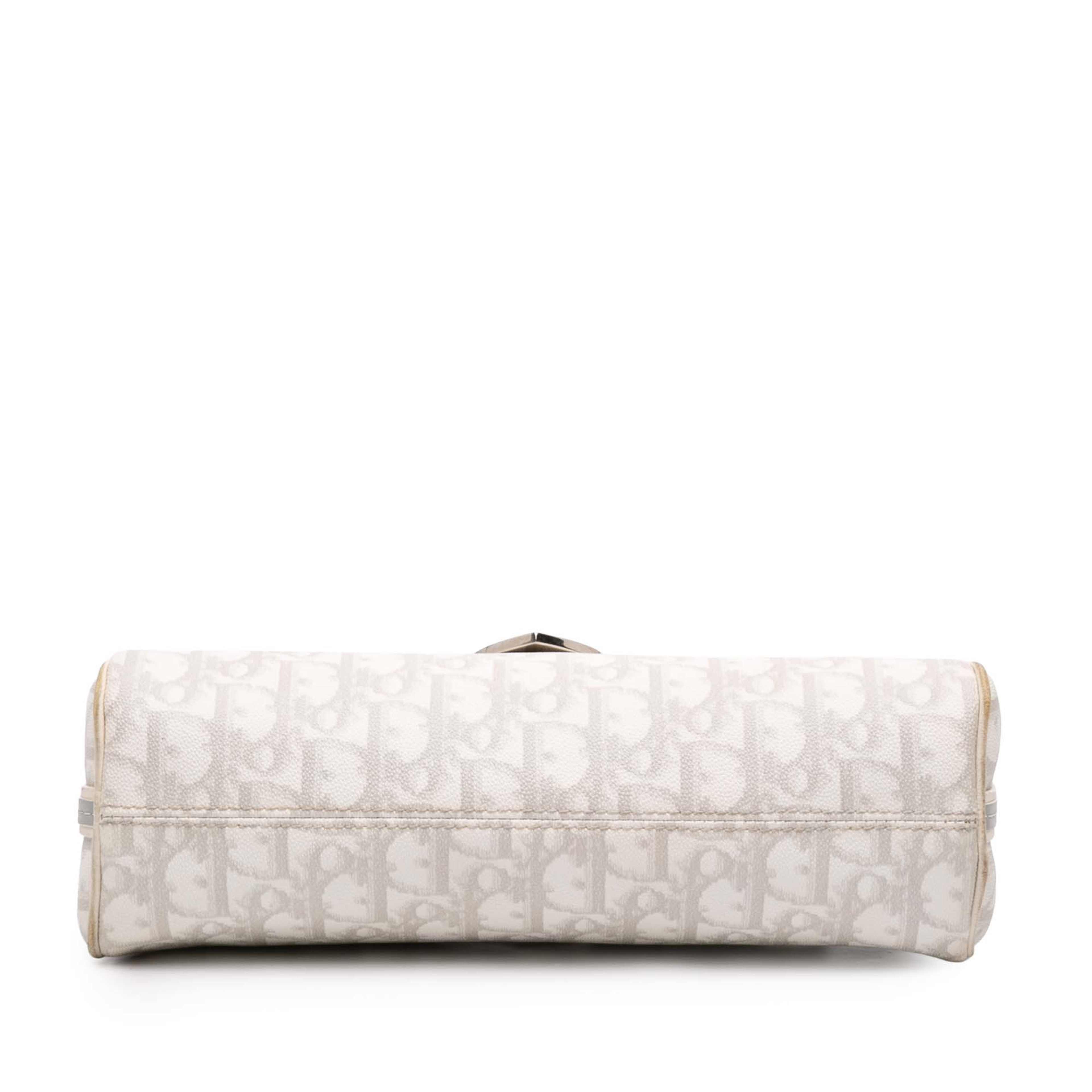 Dior Diorissimo Trotter Coated Canvas Romantique Crossbody, från Luxclusif, i färgen off white. Klicka för att öppna bilden i stort format