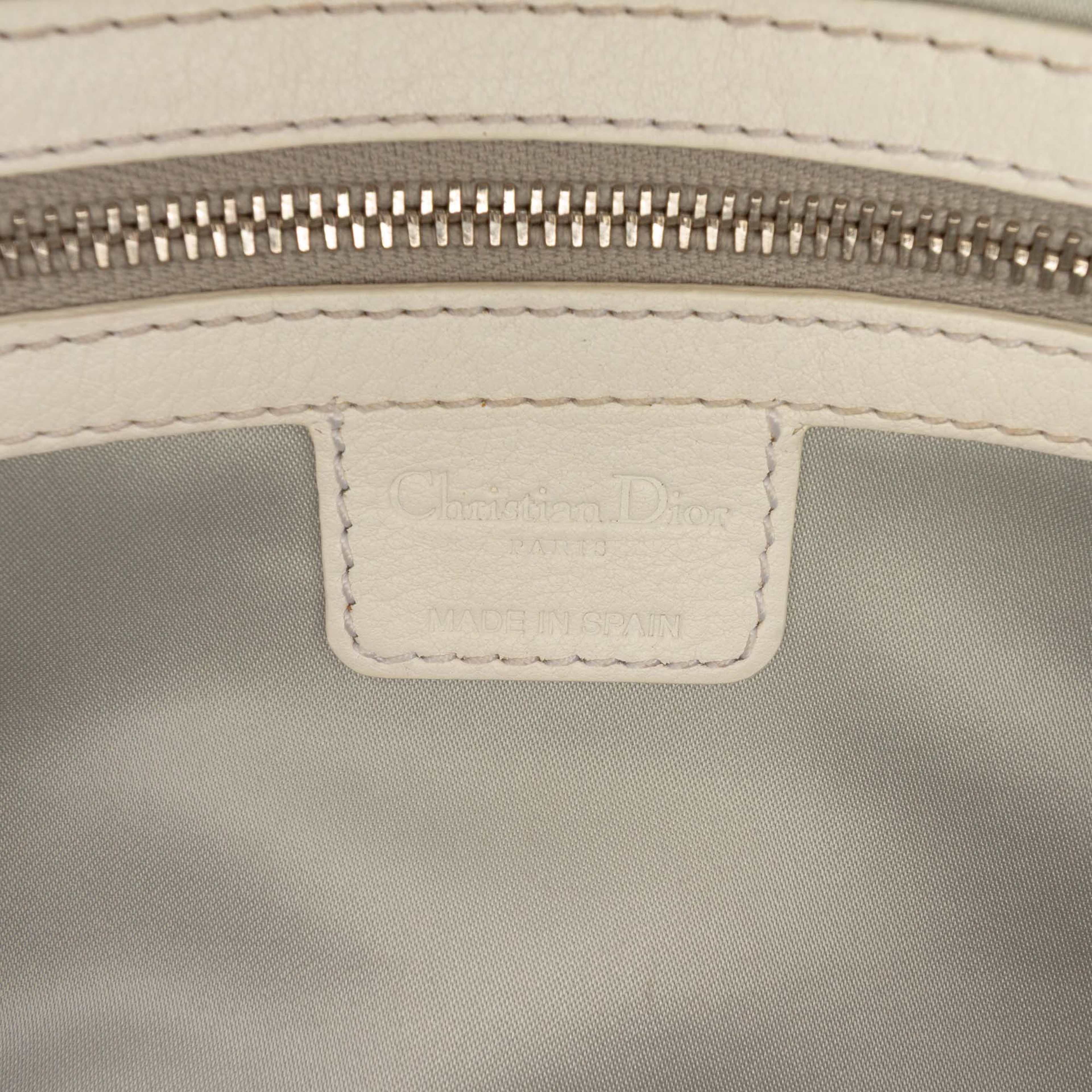 Dior Diorissimo Trotter Coated Canvas Romantique Crossbody, från Luxclusif, i färgen off white. Klicka för att öppna bilden i stort format