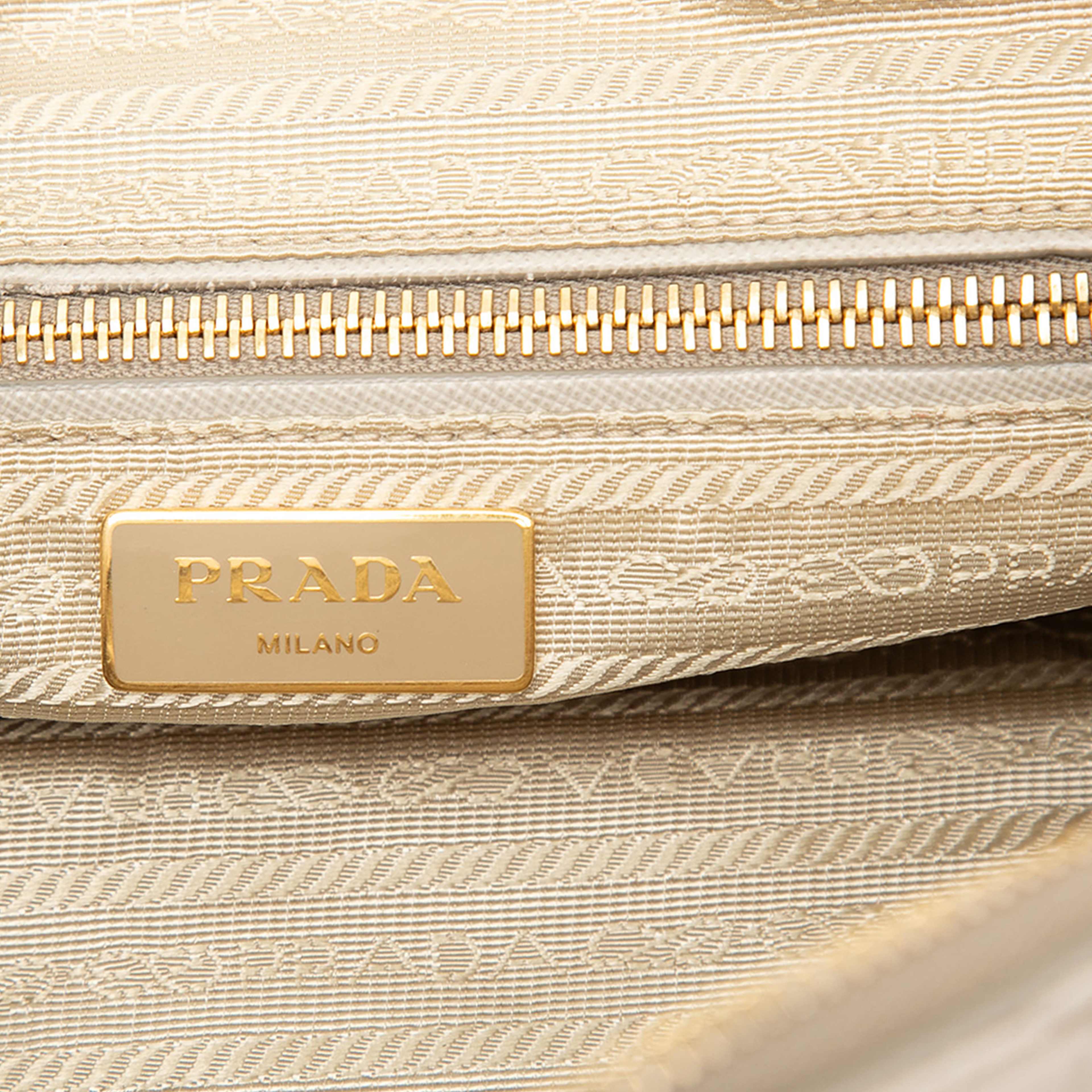 Prada Impuntu Tessuto Chain Flap Crossbody, från Luxclusif, i färgen beige. Klicka för att öppna bilden i stort format