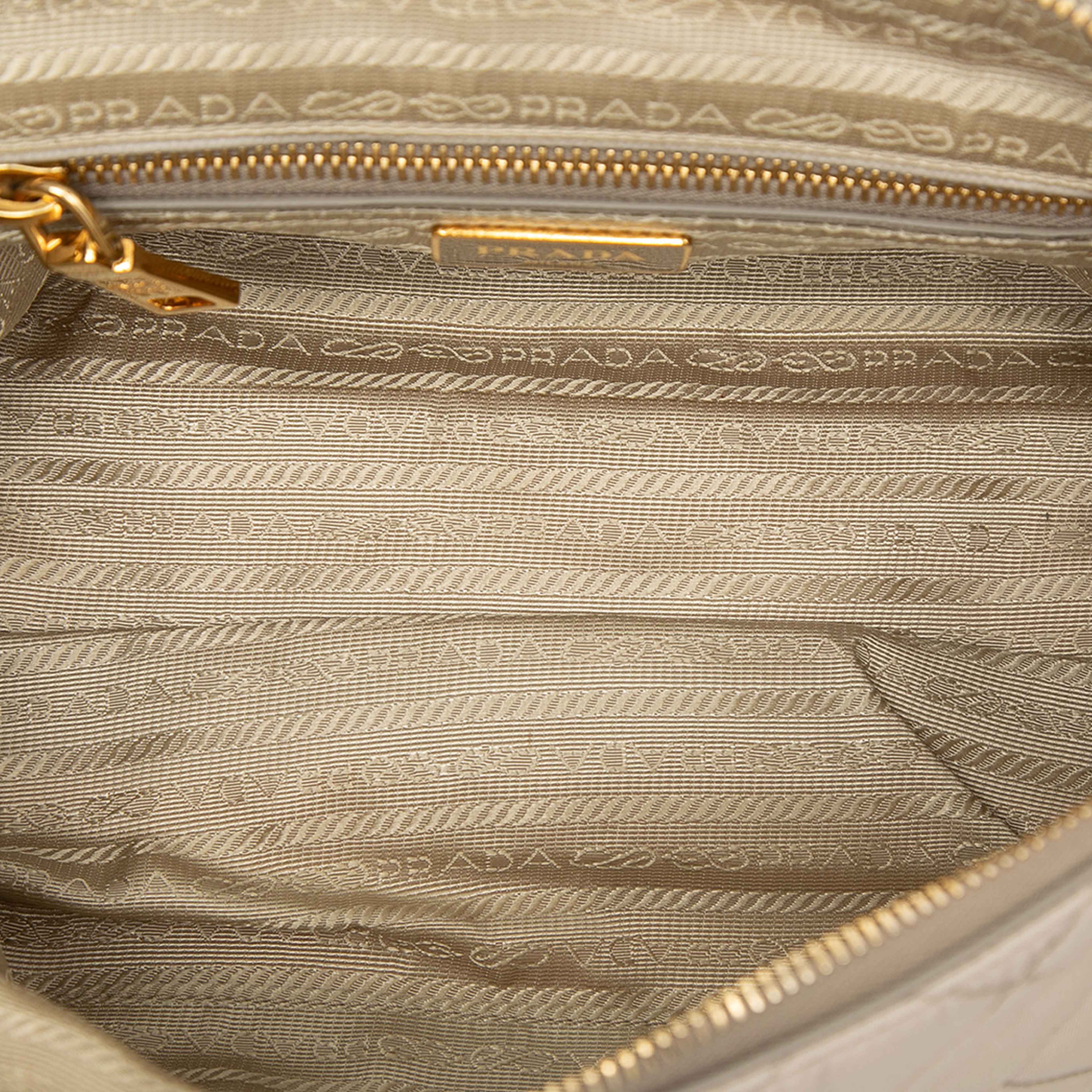 Prada Impuntu Tessuto Chain Flap Crossbody, från Luxclusif, i färgen beige. Klicka för att öppna bilden i stort format