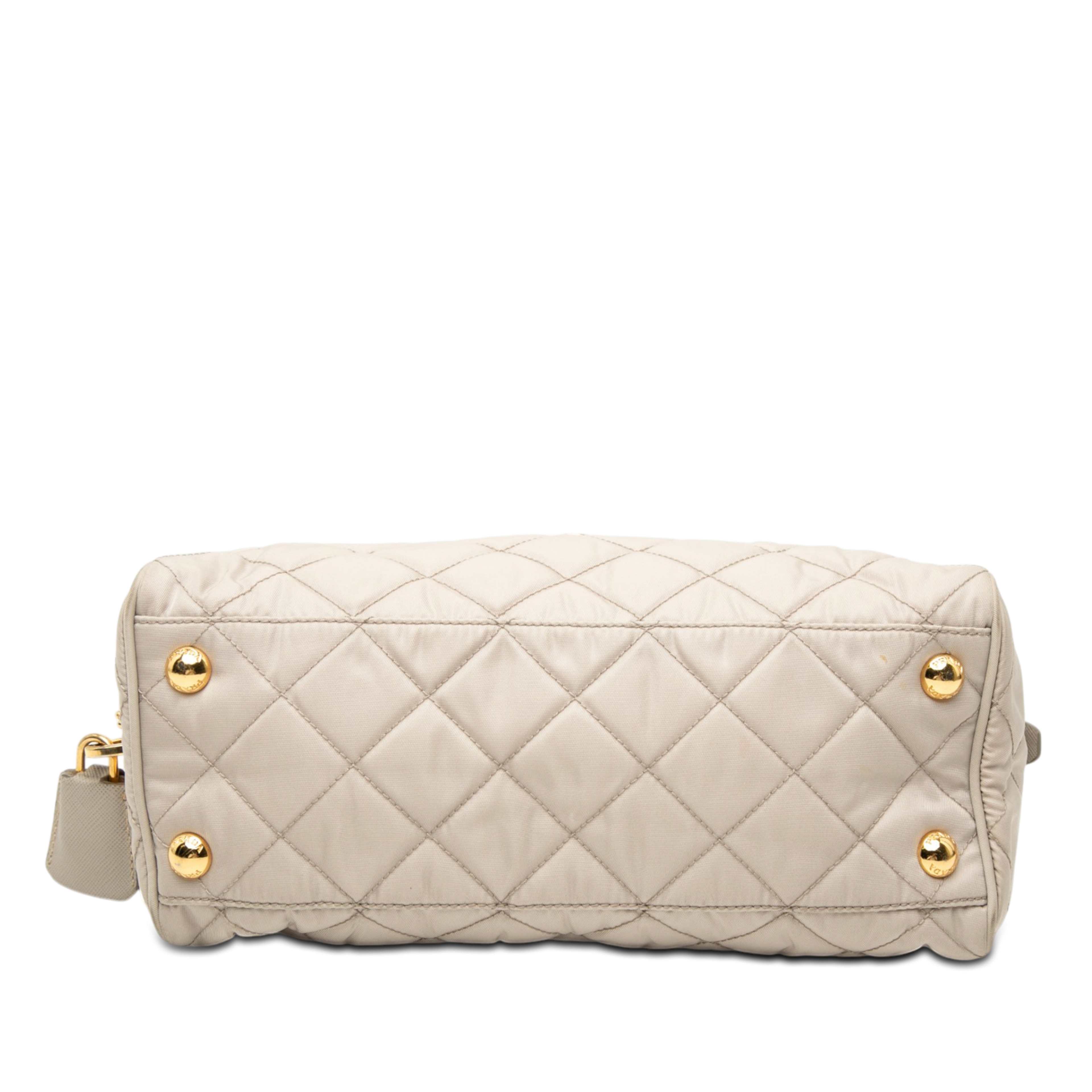 Prada Impuntu Tessuto Chain Flap Crossbody, från Luxclusif, i färgen beige. Klicka för att öppna bilden i stort format