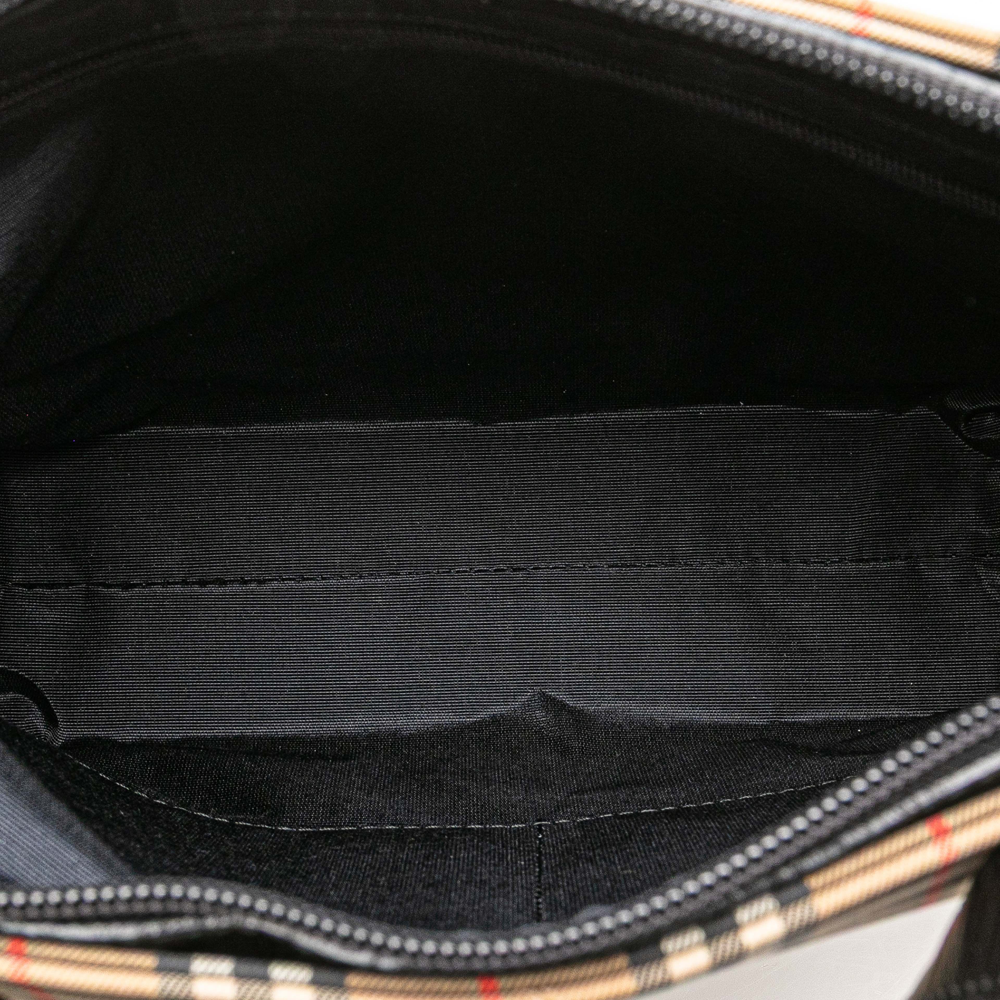 Burberry Haymarket Check Canvas Tote, från Luxclusif, i färgen beige. Klicka för att öppna bilden i stort format