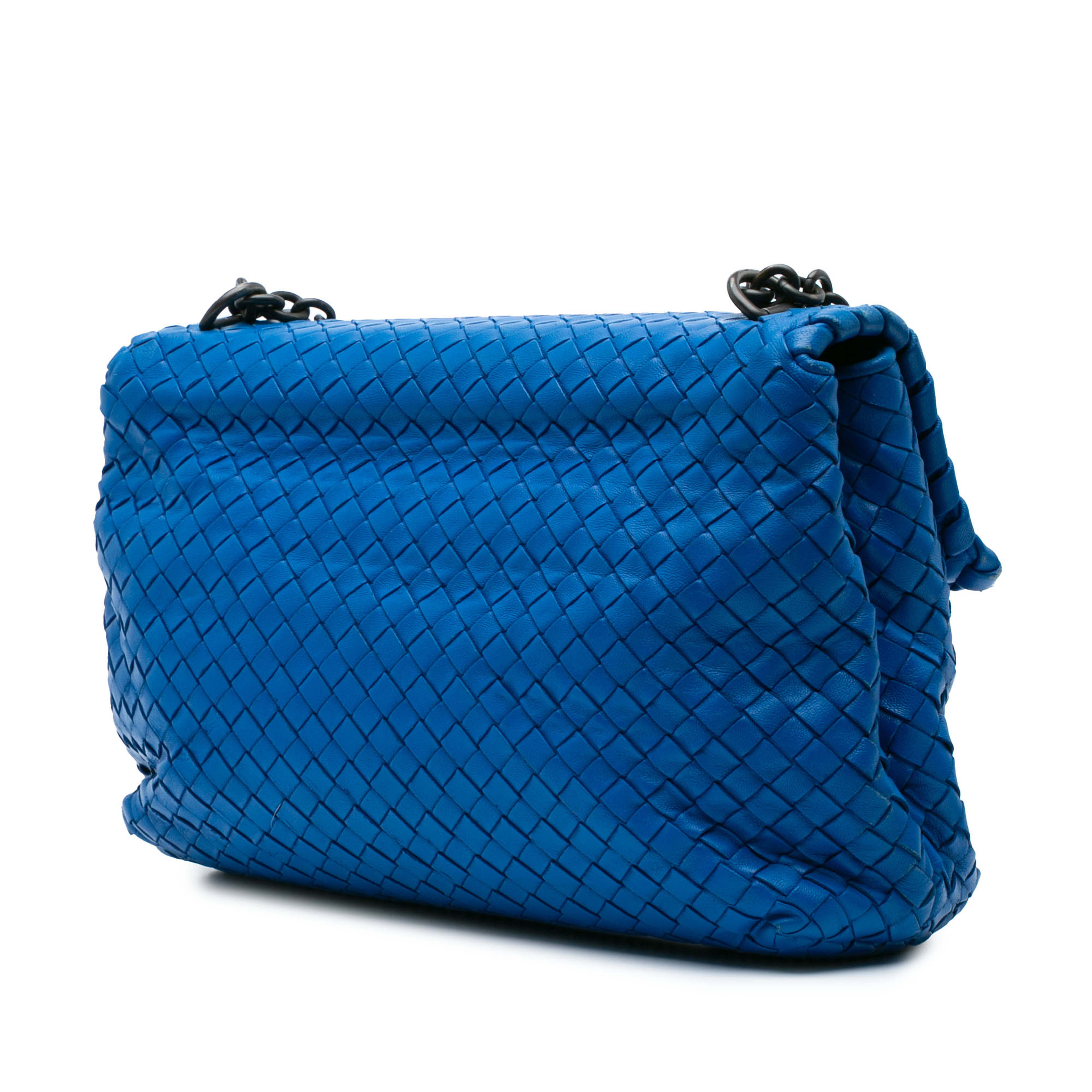 Bottega Veneta Medium Nappa Intrecciato Olimpia Shoulder Bag, från Luxclusif, i färgen blue. Klicka för att öppna bilden i stort format