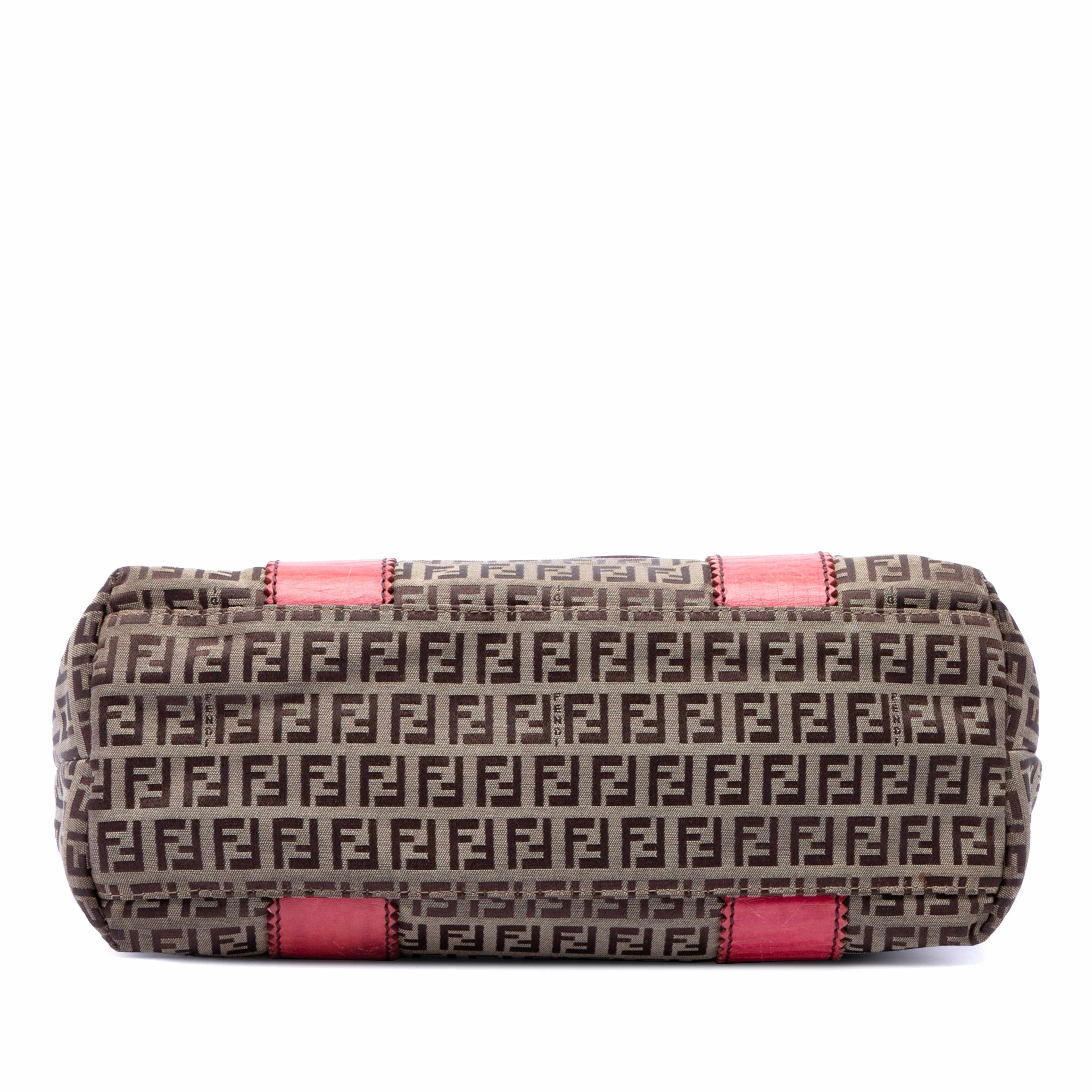 Fendi Zucchino Canvas Tote, från Luxclusif, i färgen röd. Klicka för att öppna bilden i stort format