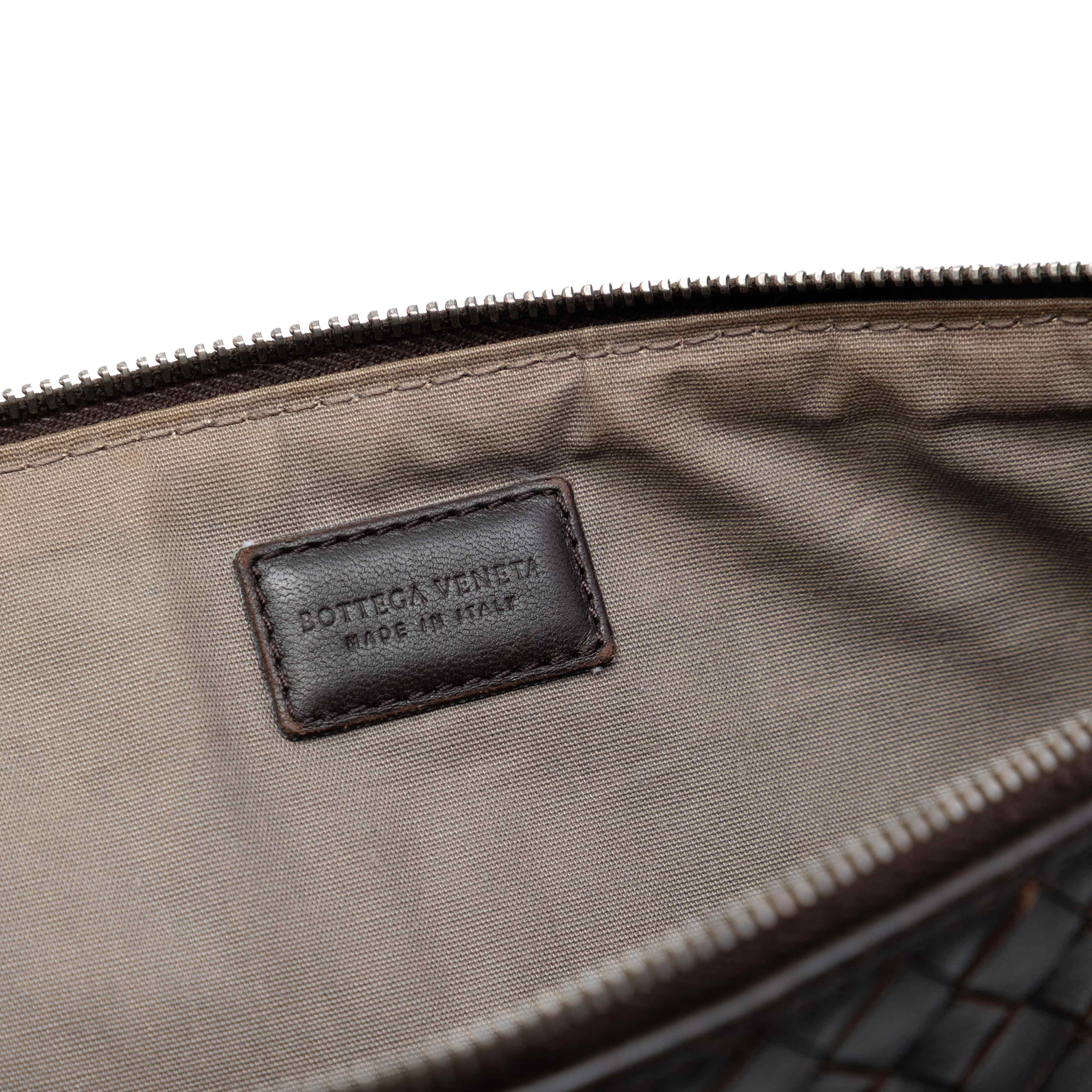 Bottega Veneta Nappa Intrecciato Clutch, från Luxclusif, i färgen dark brown. Klicka för att öppna bilden i stort format
