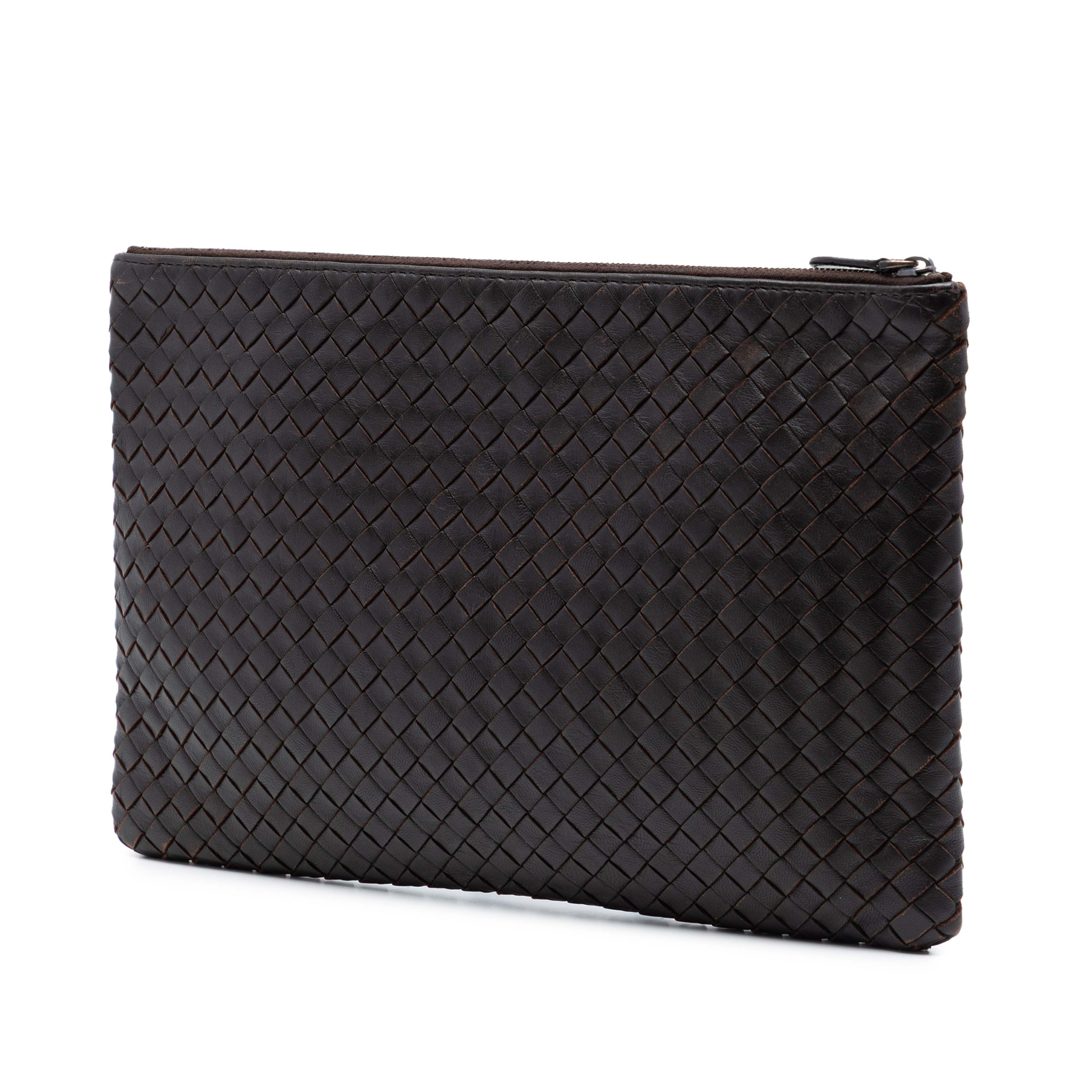 Bottega Veneta Nappa Intrecciato Clutch, från Luxclusif, i färgen dark brown. Klicka för att öppna bilden i stort format