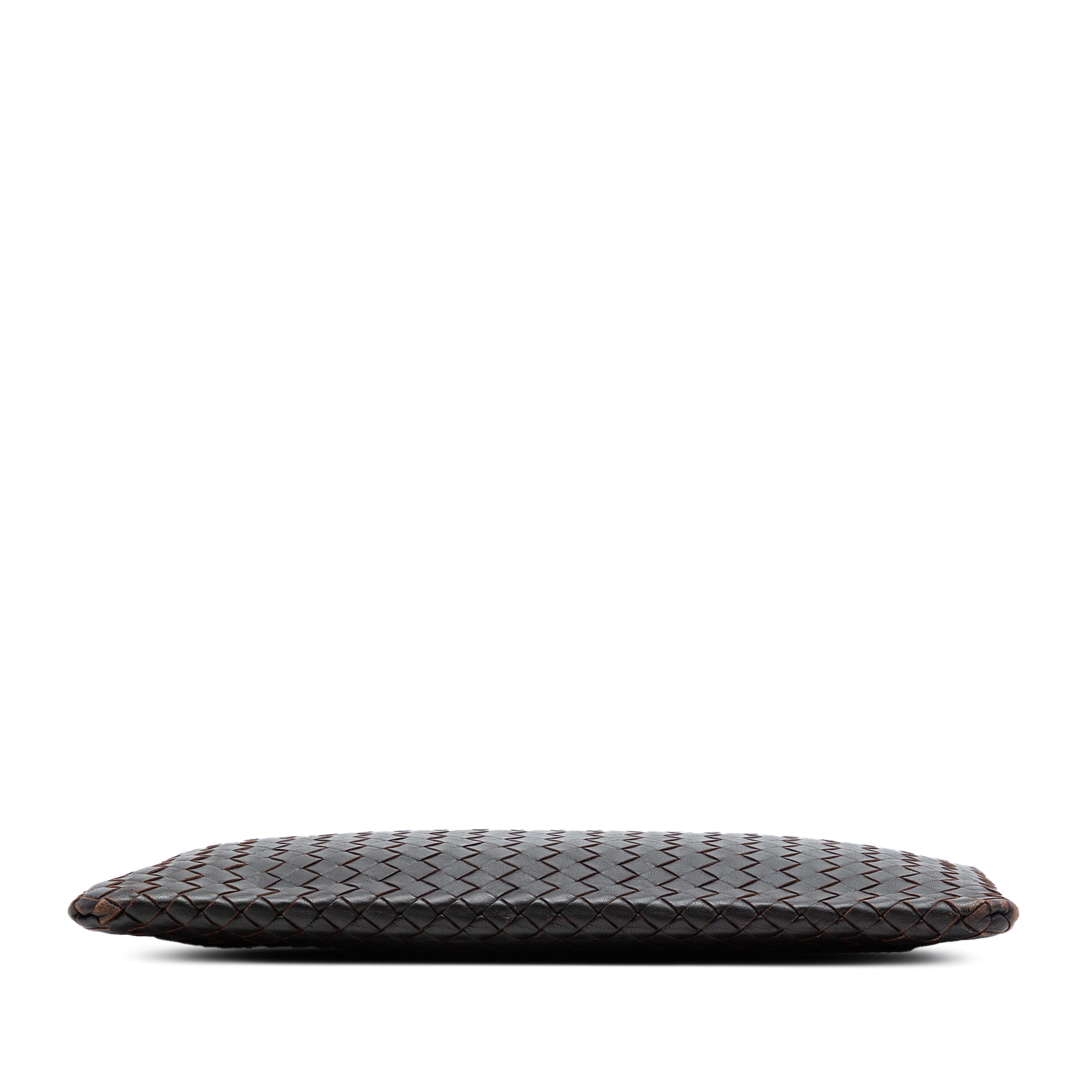 Bottega Veneta Nappa Intrecciato Clutch, från Luxclusif, i färgen dark brown. Klicka för att öppna bilden i stort format