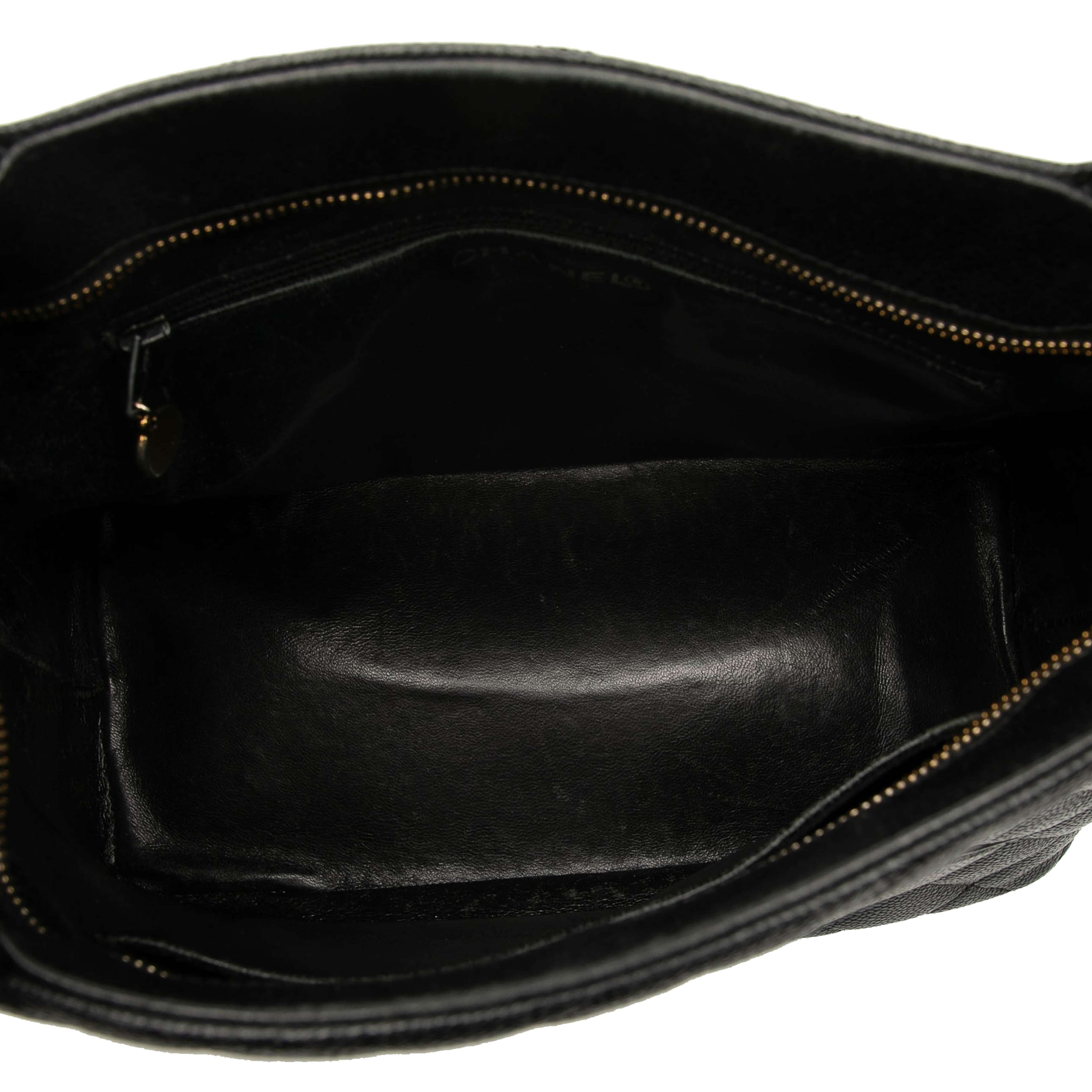 Chanel Caviar Medallion Tote, från Luxclusif, i färgen black. Klicka för att öppna bilden i stort format