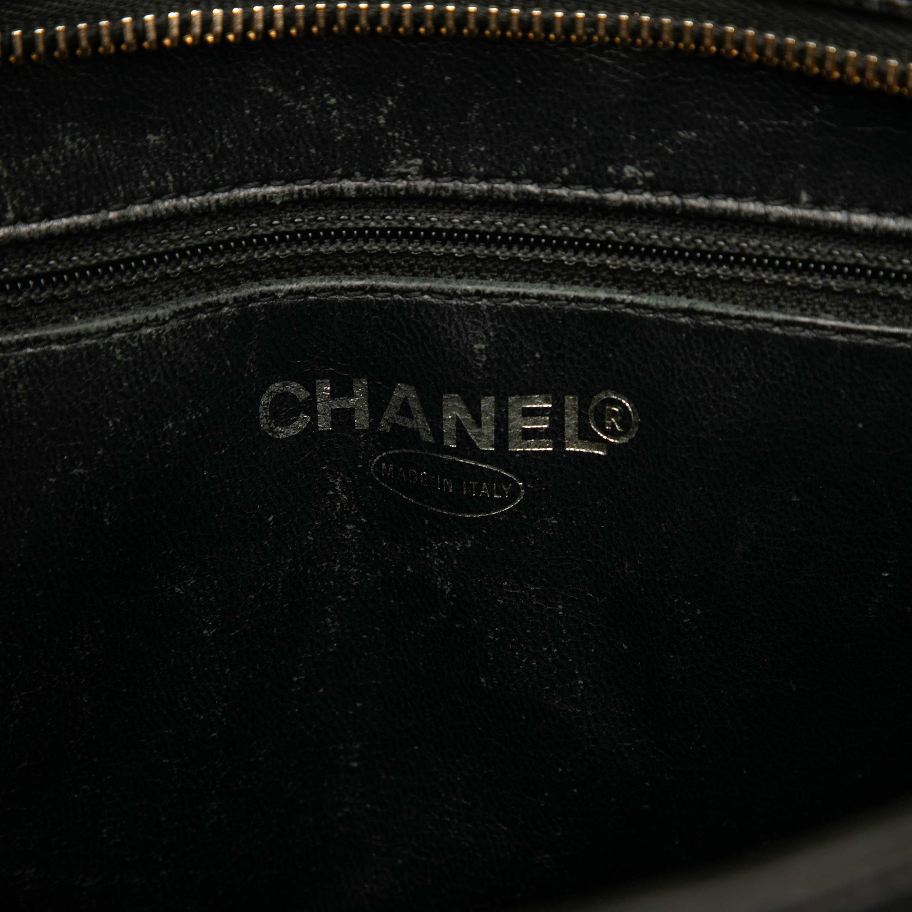 Chanel Caviar Medallion Tote, från Luxclusif, i färgen black. Klicka för att öppna bilden i stort format