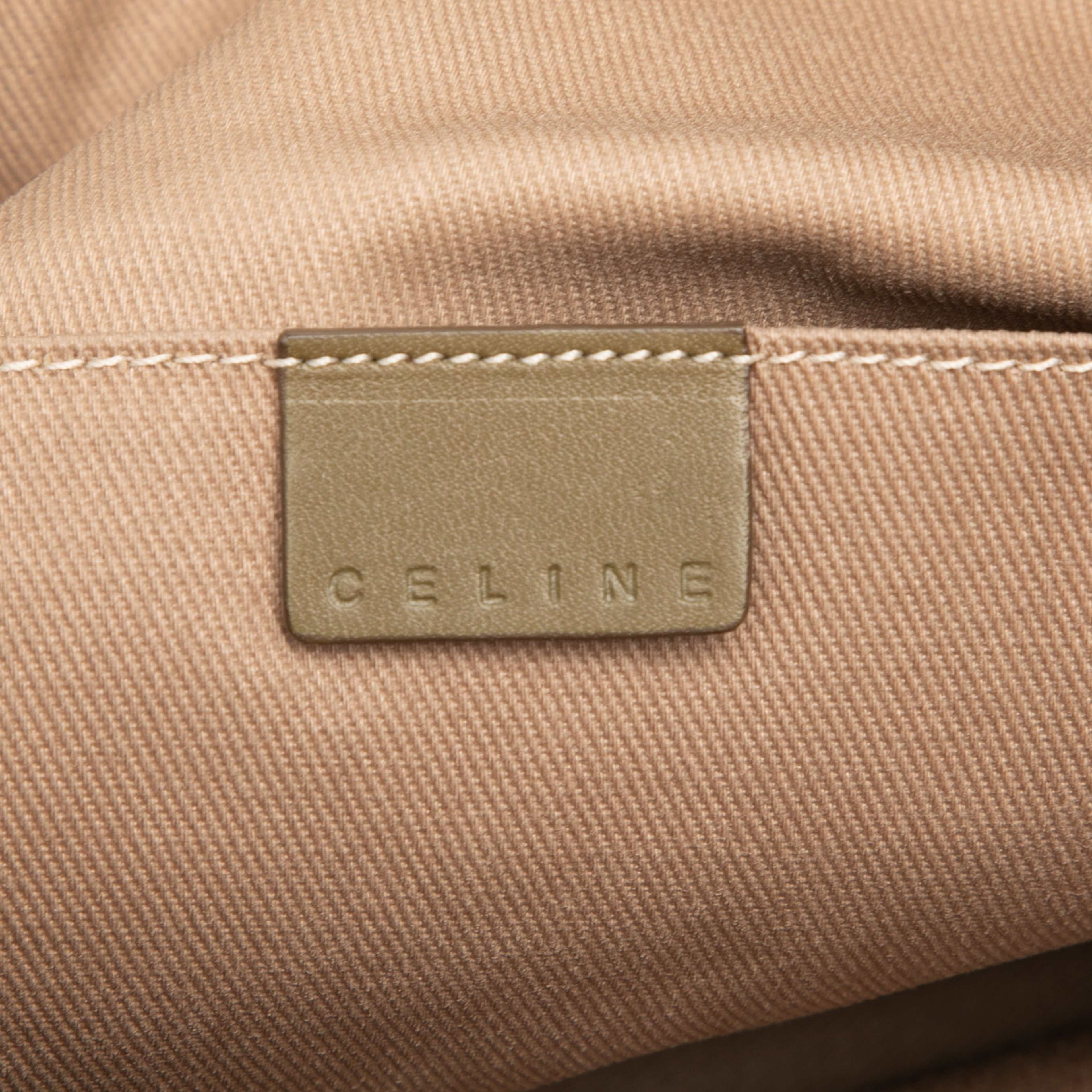 Celine C Macadam Canvas Handbag, från Luxclusif, i färgen beige. Klicka för att öppna bilden i stort format