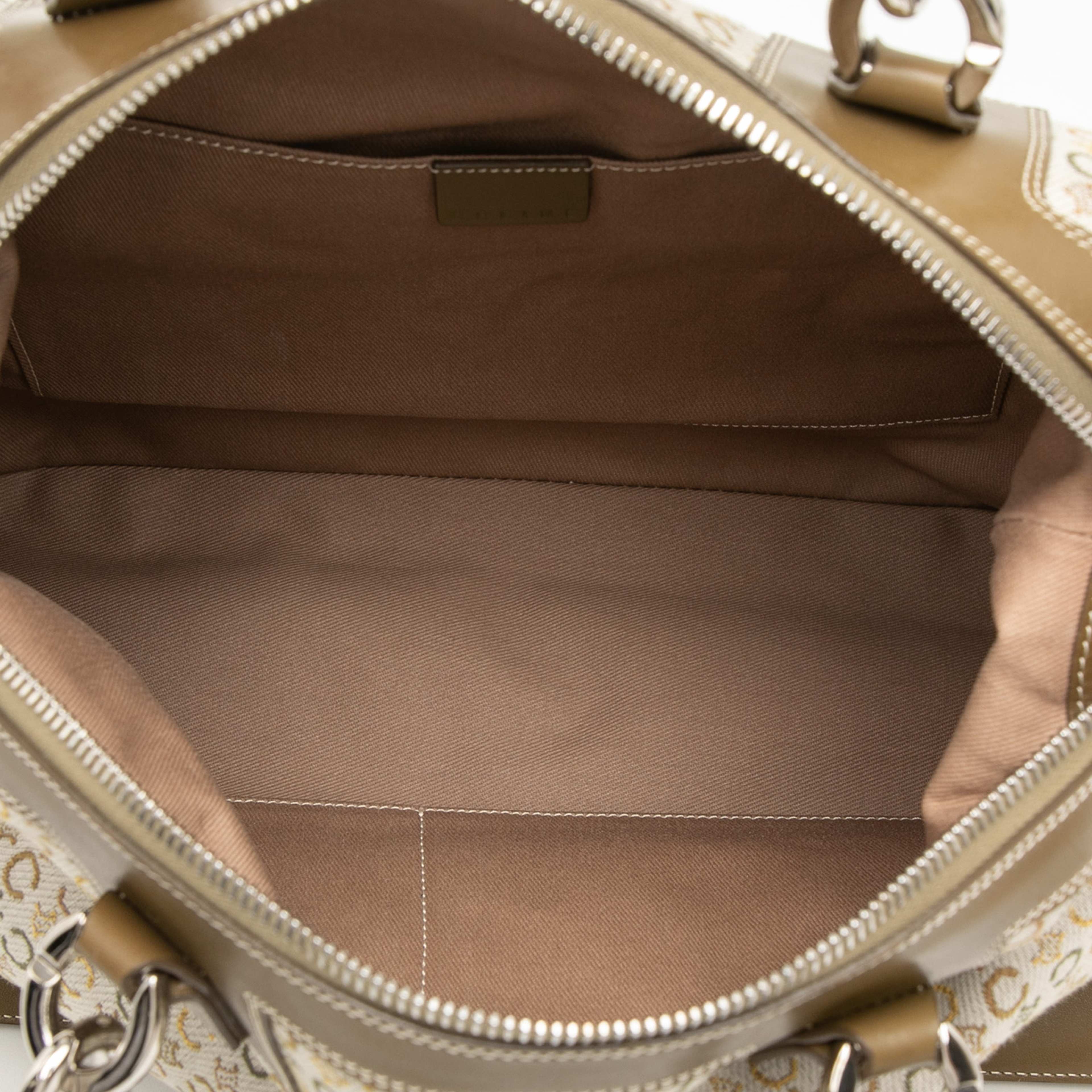 Celine C Macadam Canvas Handbag, från Luxclusif, i färgen beige. Klicka för att öppna bilden i stort format