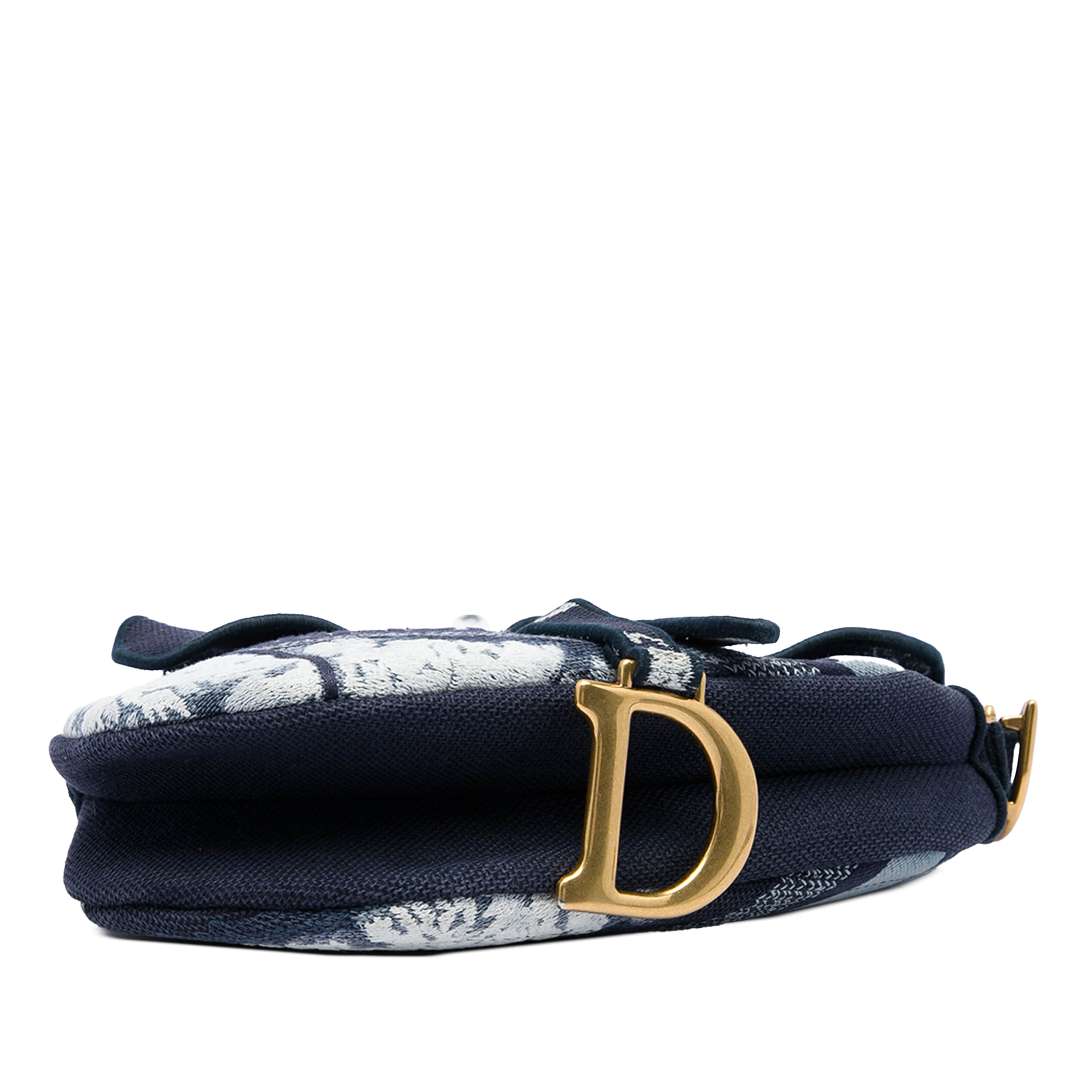 Dior Canvas Embroidered Tie Dye Saddle Bag, från Luxclusif, i färgen blå. Klicka för att öppna bilden i stort format