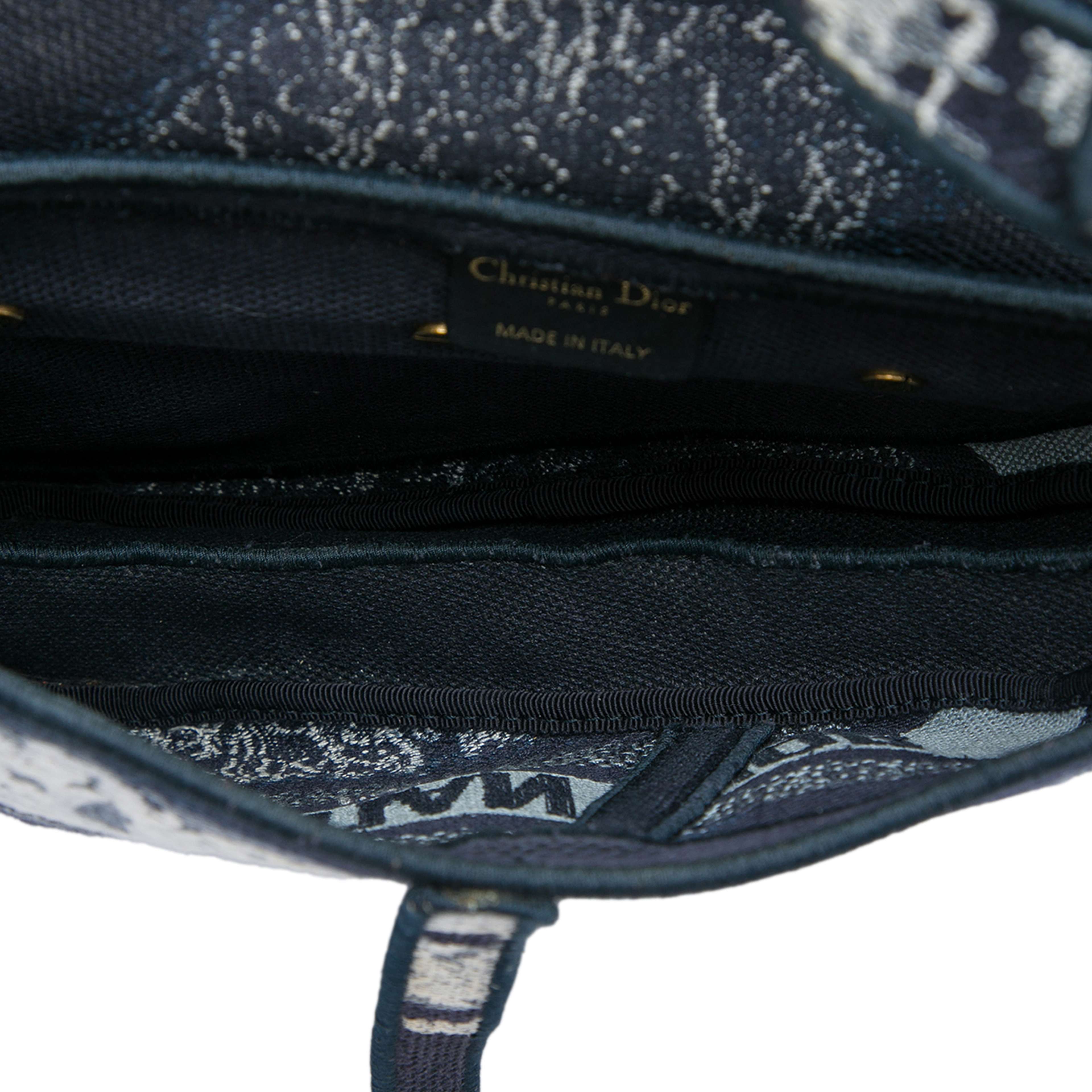 Dior Canvas Embroidered Tie Dye Saddle Bag, från Luxclusif, i färgen blå. Klicka för att öppna bilden i stort format