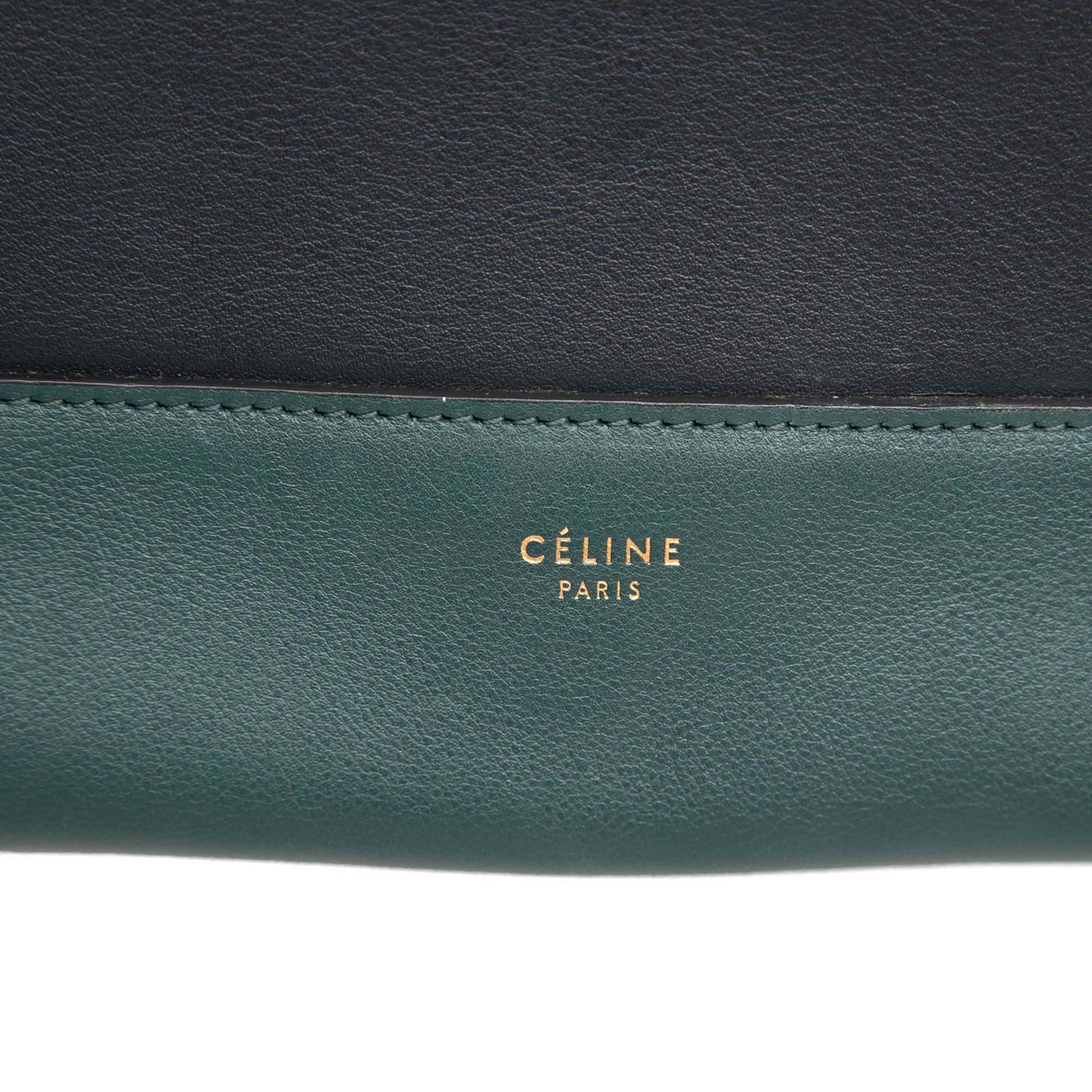 Celine Medium Shiny Smooth Calfskin Frame Shoulder Bag, från Luxclusif, i färgen dark green. Klicka för att öppna bilden i stort format