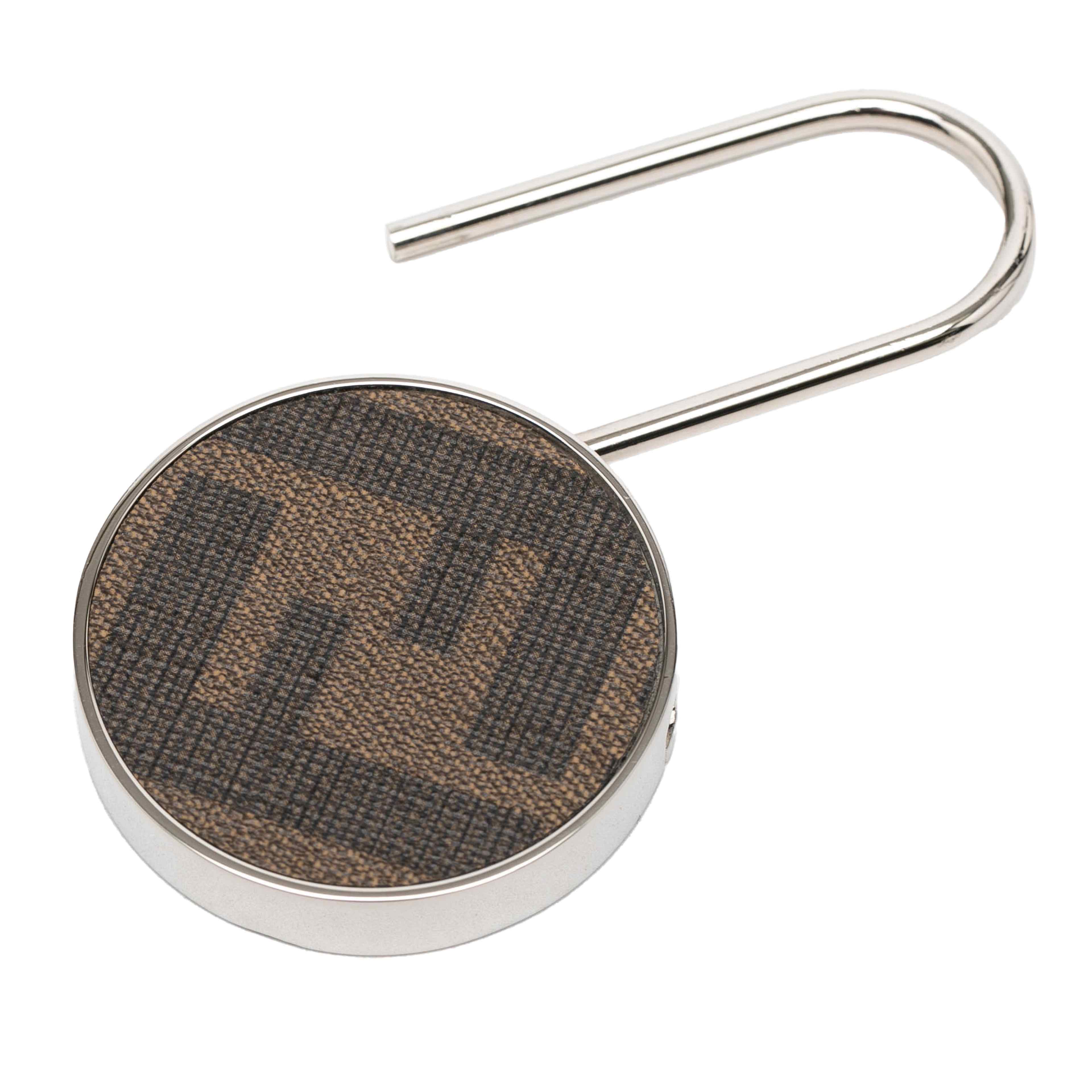 Fendi Silver Plated And Coated Canvas Zucca Key Ring, från Luxclusif, i färgen silver. Klicka för att öppna bilden i stort format