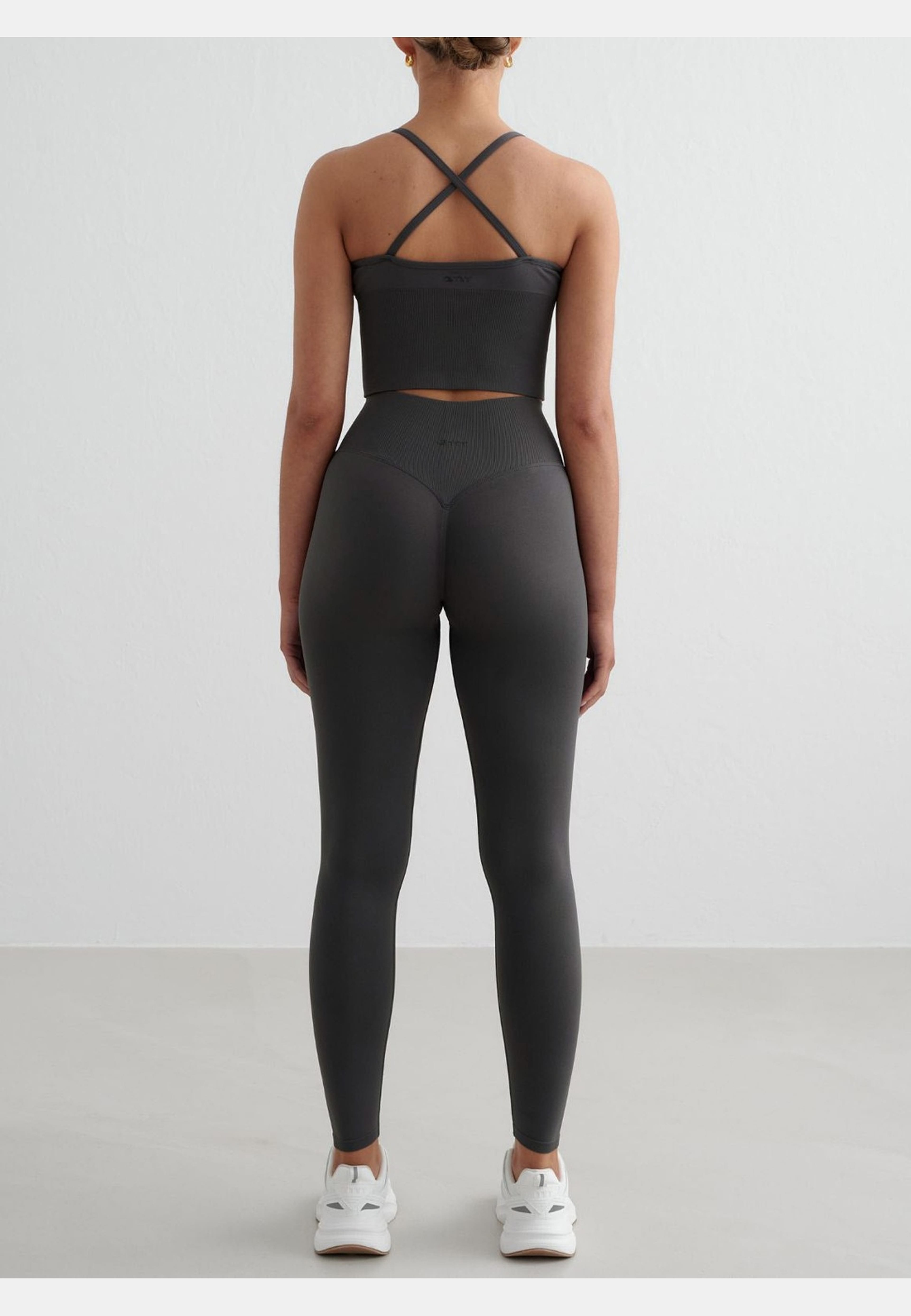 Shape Seamless Petite Tights, från aim'n, i färgen shadow grey. Klicka för att öppna bilden i stort format