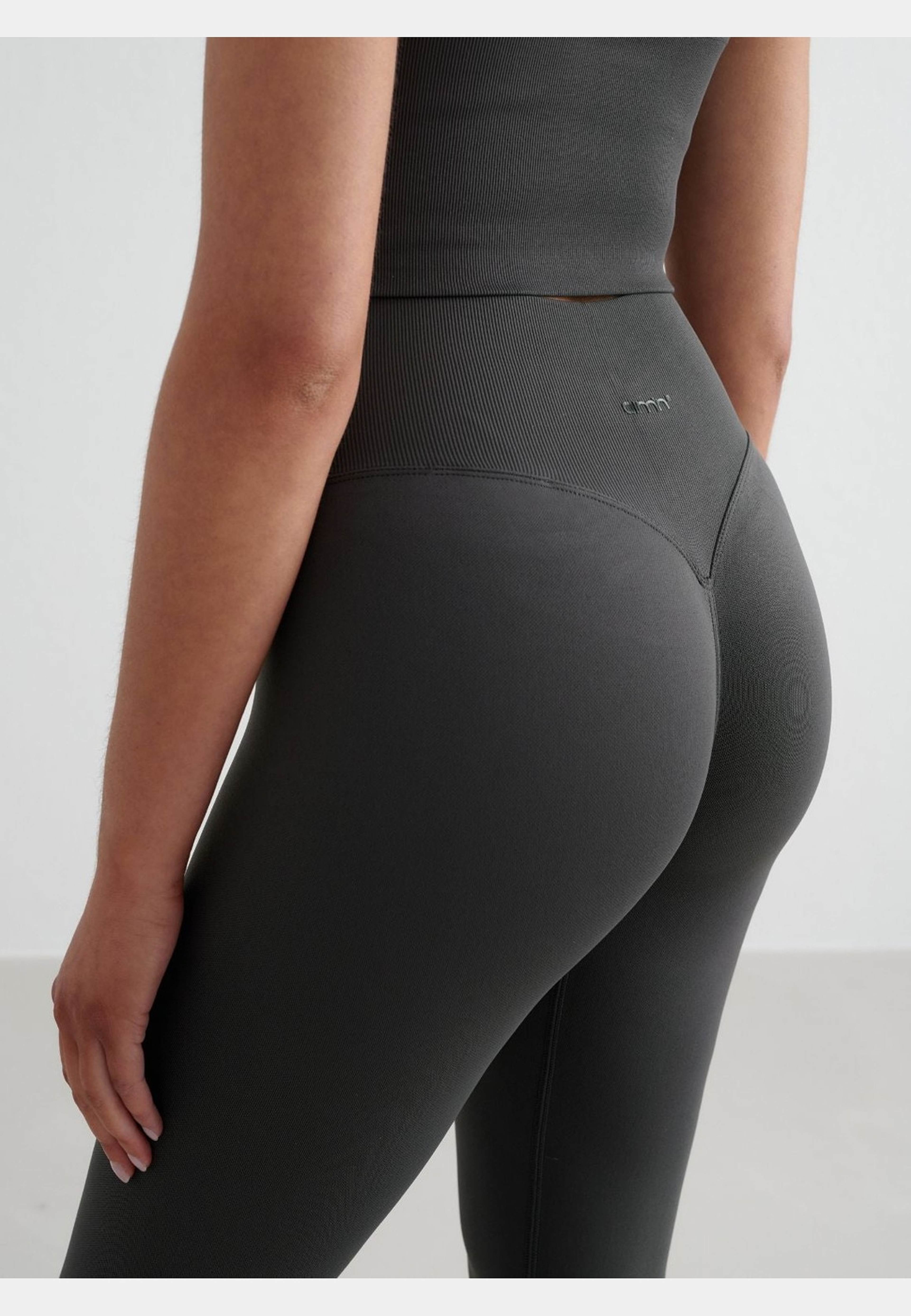 Shape Seamless Petite Tights, från aim'n, i färgen shadow grey. Klicka för att öppna bilden i stort format