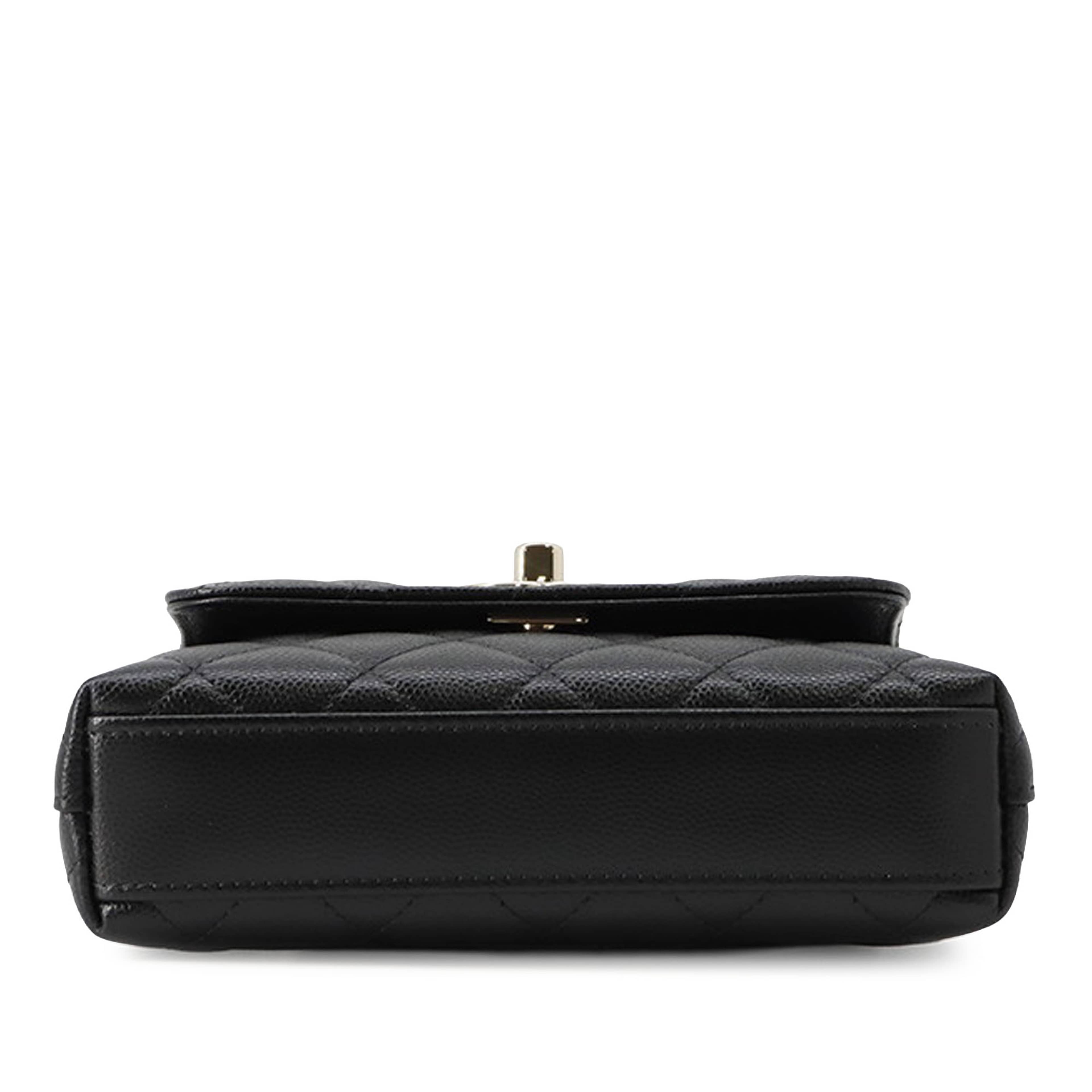 Chanel Extra Mini Quilted Caviar Coco Top Handle Bag, från Luxclusif, i färgen black. Klicka för att öppna bilden i stort format