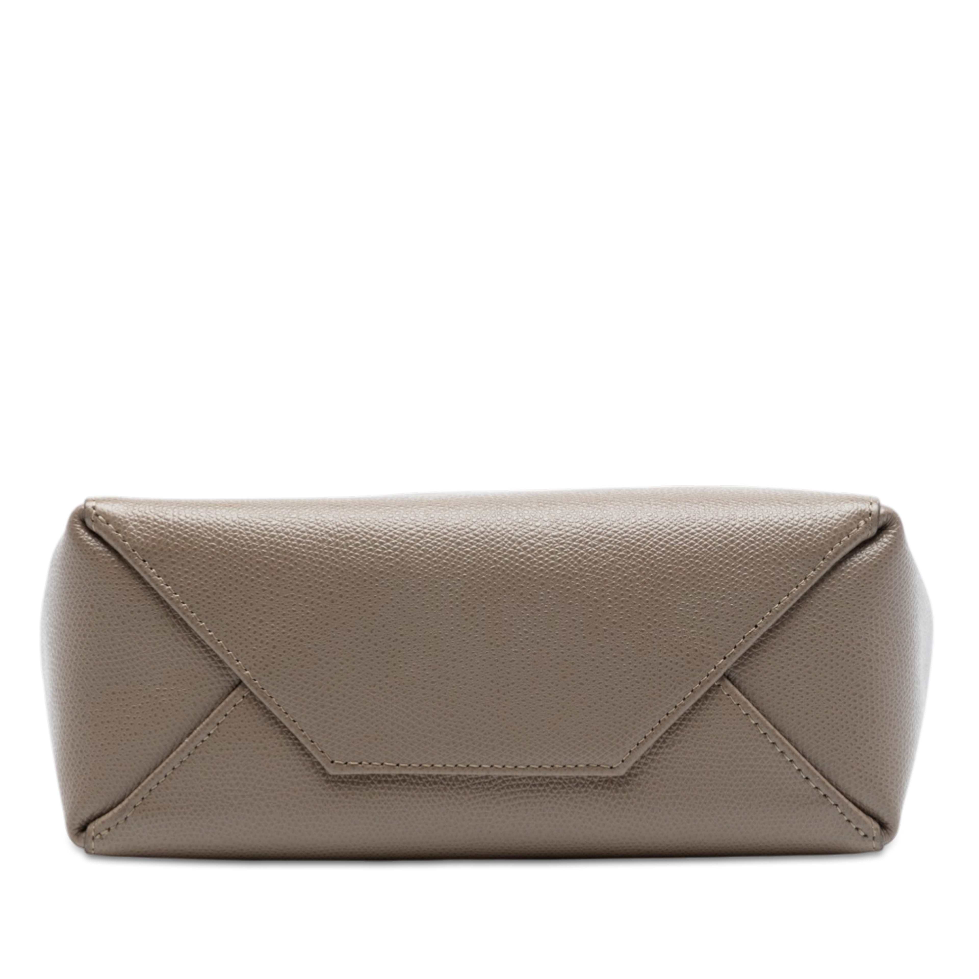 Celine Small Grained Calfskin Vertical Cabas Satchel, från Luxclusif, i färgen taupe. Klicka för att öppna bilden i stort format