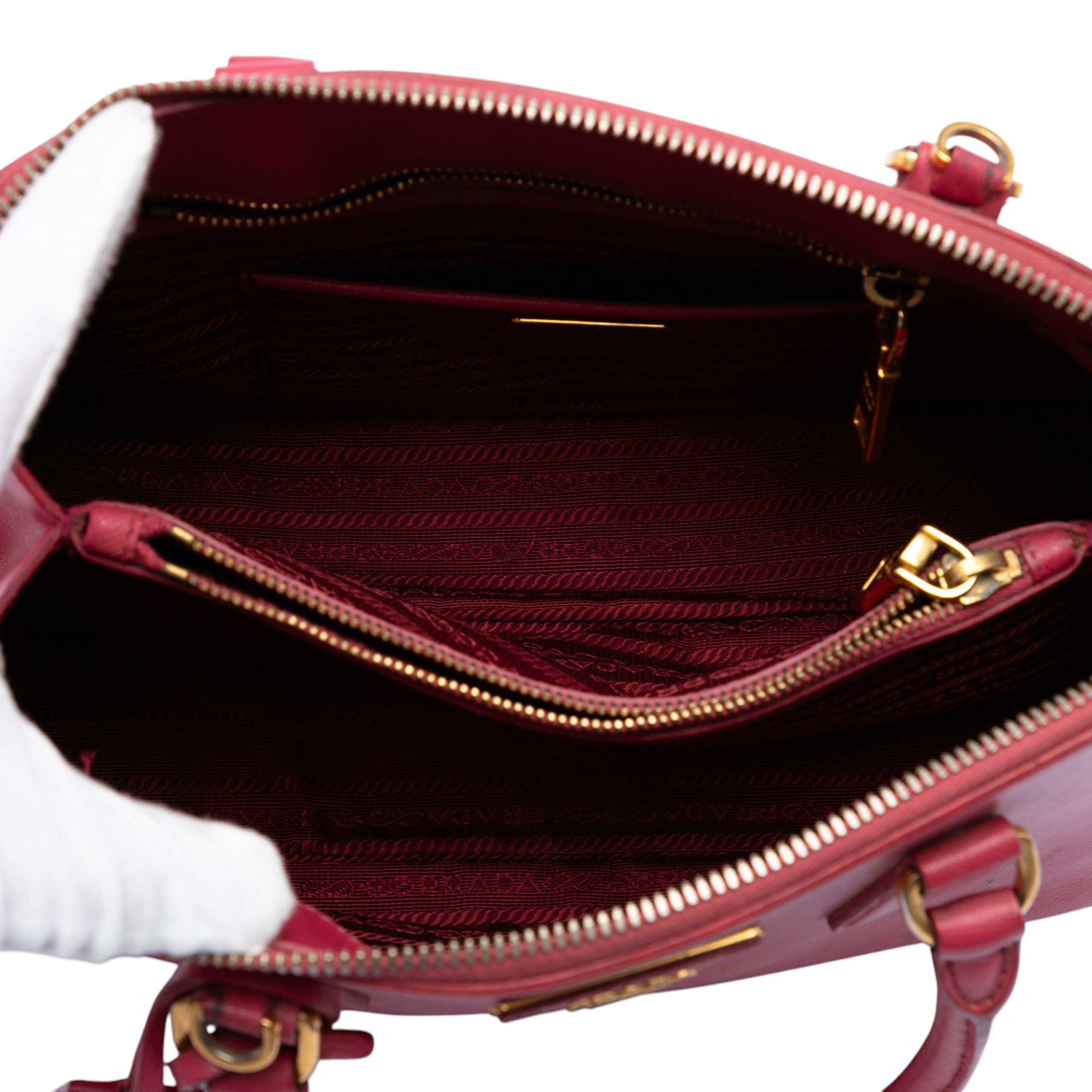 Prada Medium Saffiano Lux Promenade Satchel, från Luxclusif, i färgen dark pink. Klicka för att öppna bilden i stort format