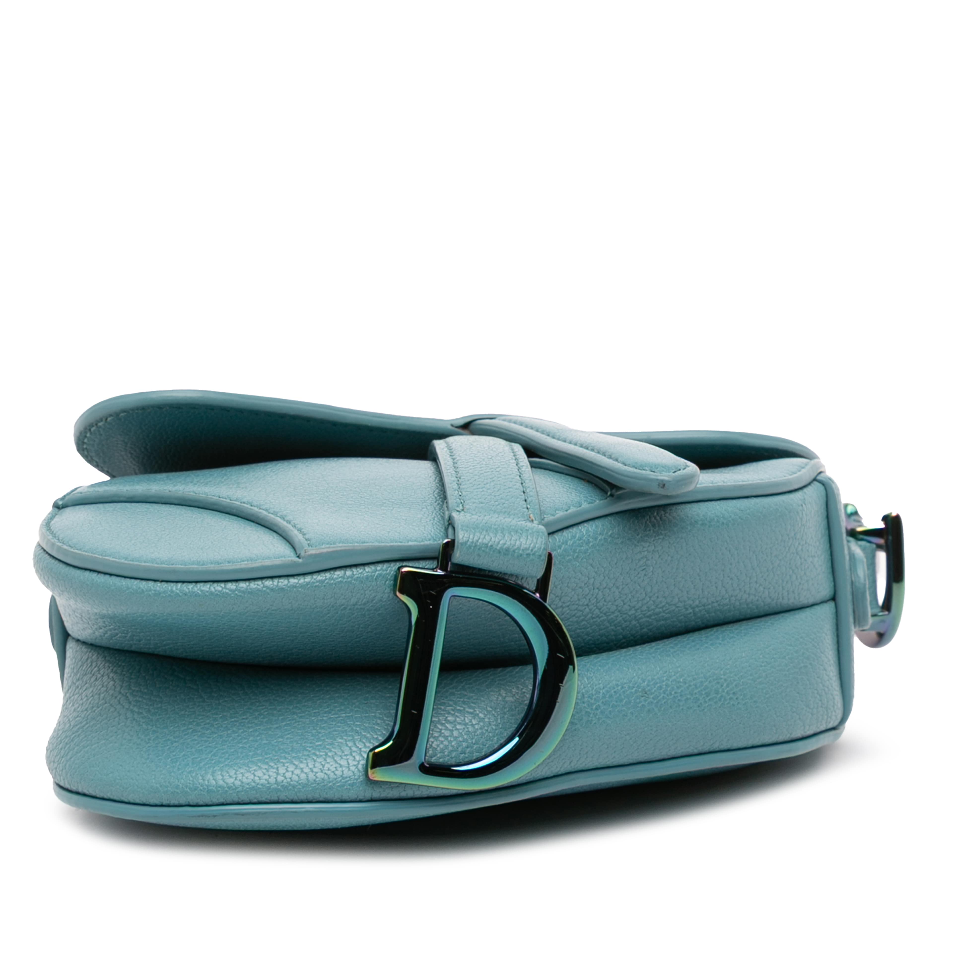 Dior Micro Goatskin Saddle Bag, från Luxclusif, i färgen light blue. Klicka för att öppna bilden i stort format