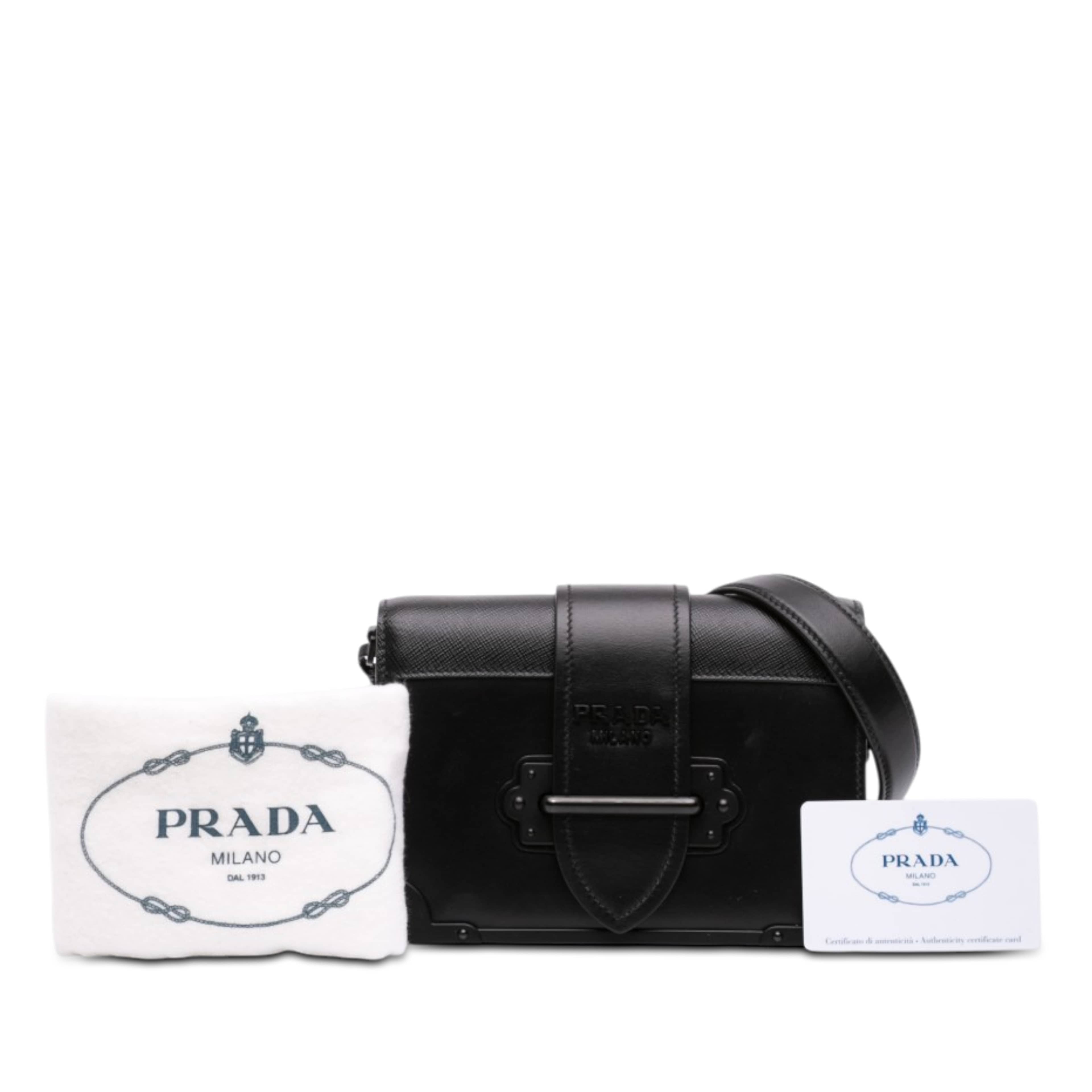 Prada Saffiano Trimmed City Calf Cahier Crossbody, från Luxclusif, i färgen svart. Klicka för att öppna bilden i stort format