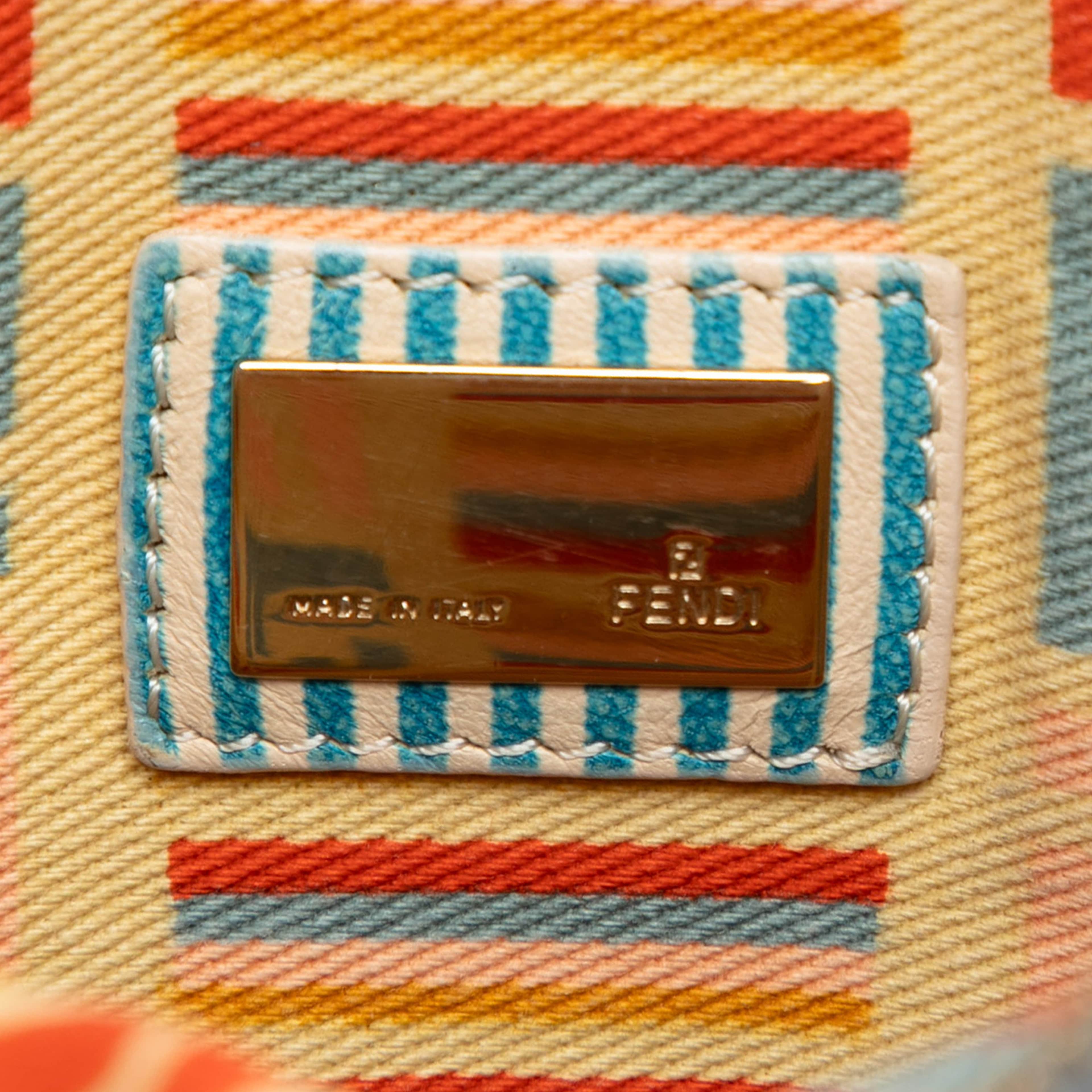 Fendi Zucca Denim Crossbody, från Luxclusif, i färgen light blue. Klicka för att öppna bilden i stort format