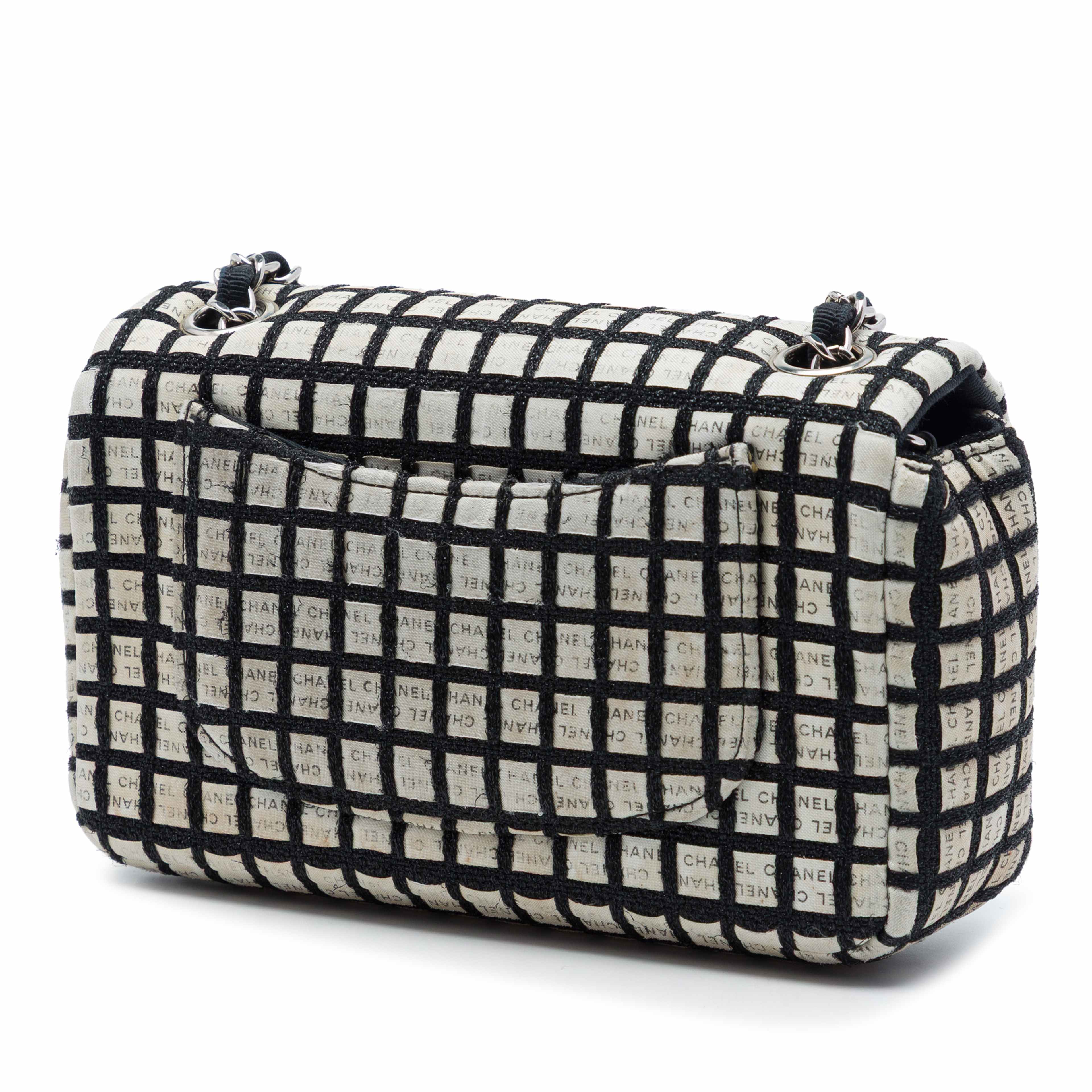 Chanel Mini Rectangular Tweed  And Ribbon Logo Single Flap, från Luxclusif, i färgen svart. Klicka för att öppna bilden i stort format