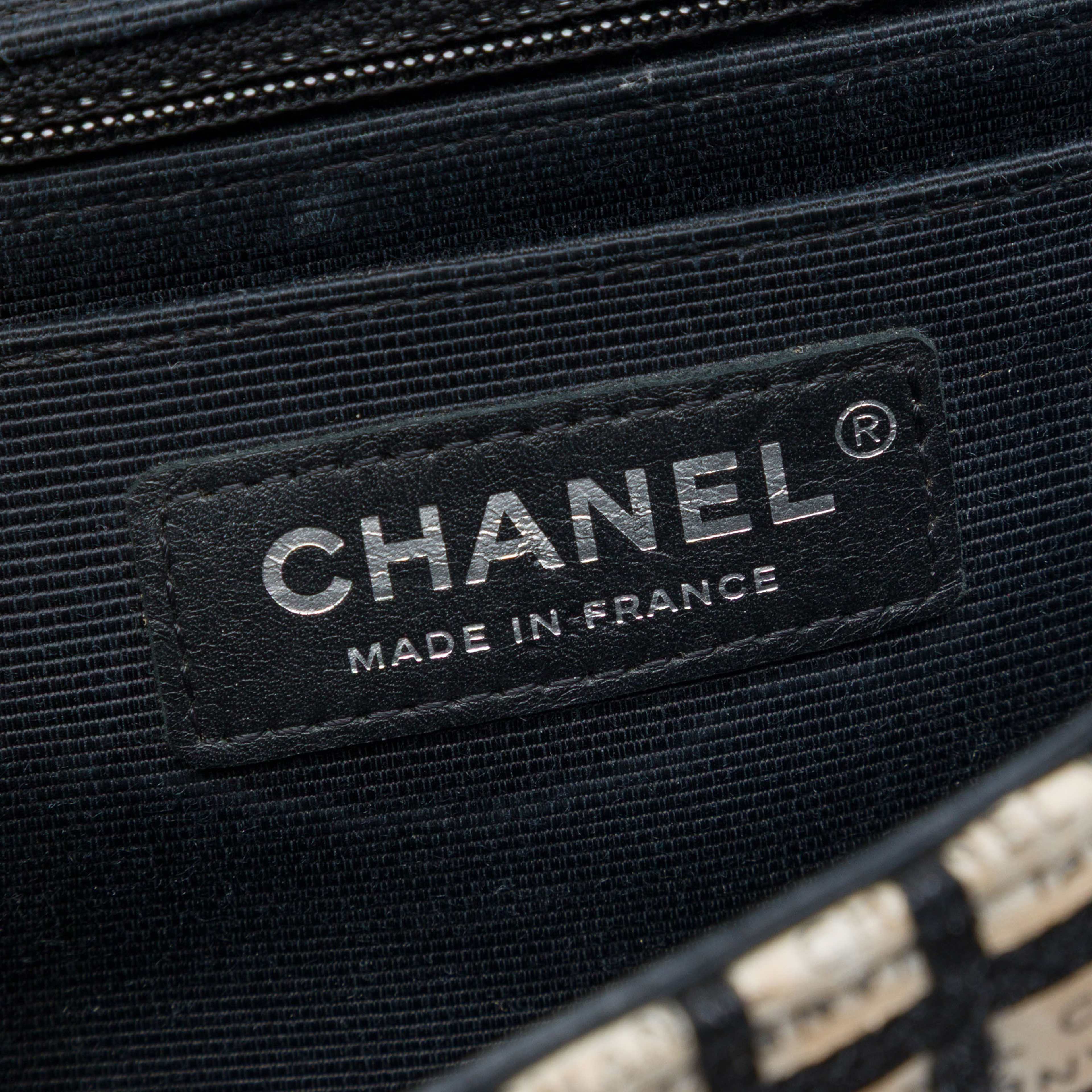 Chanel Mini Rectangular Tweed  And Ribbon Logo Single Flap, från Luxclusif, i färgen svart. Klicka för att öppna bilden i stort format