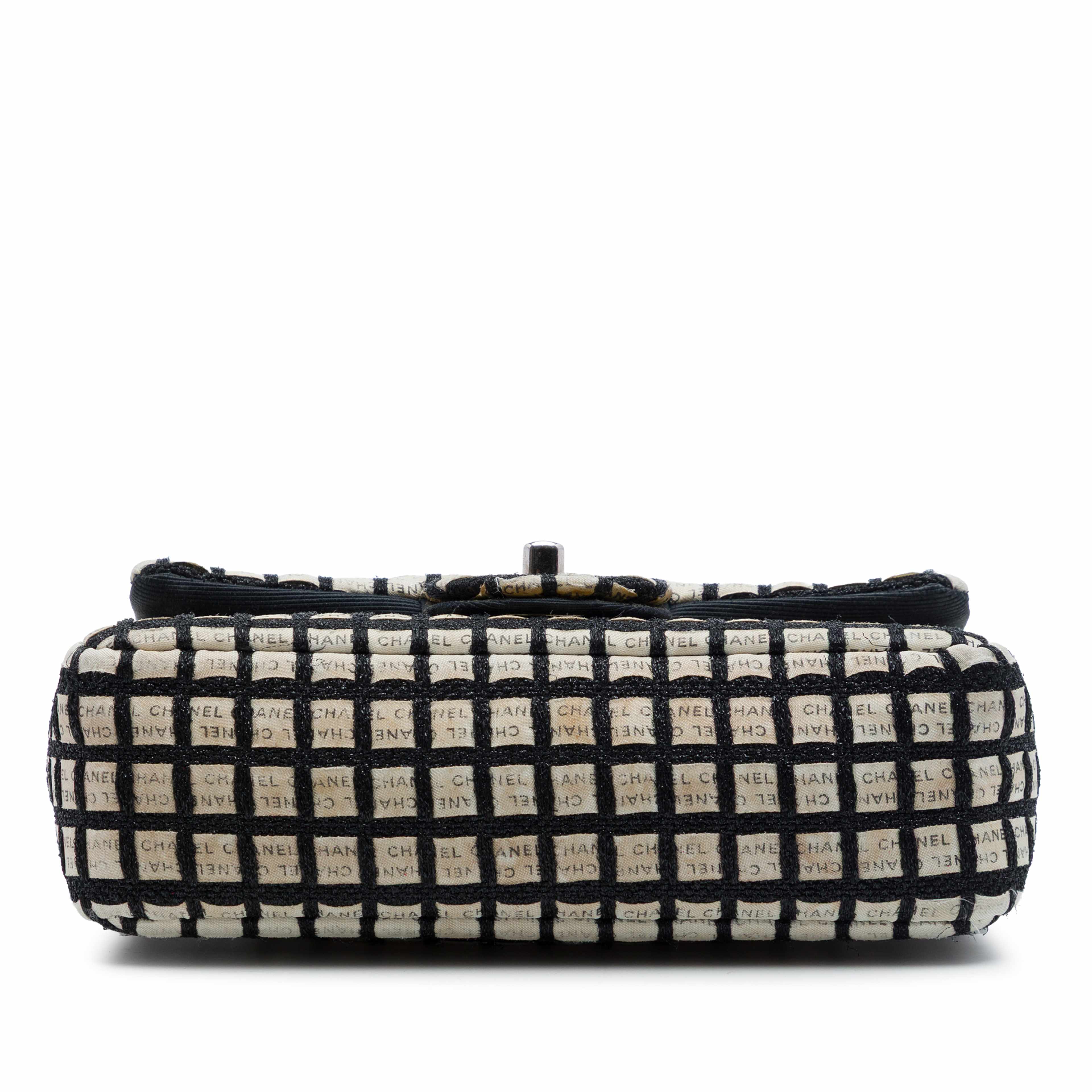 Chanel Mini Rectangular Tweed  And Ribbon Logo Single Flap, från Luxclusif, i färgen svart. Klicka för att öppna bilden i stort format