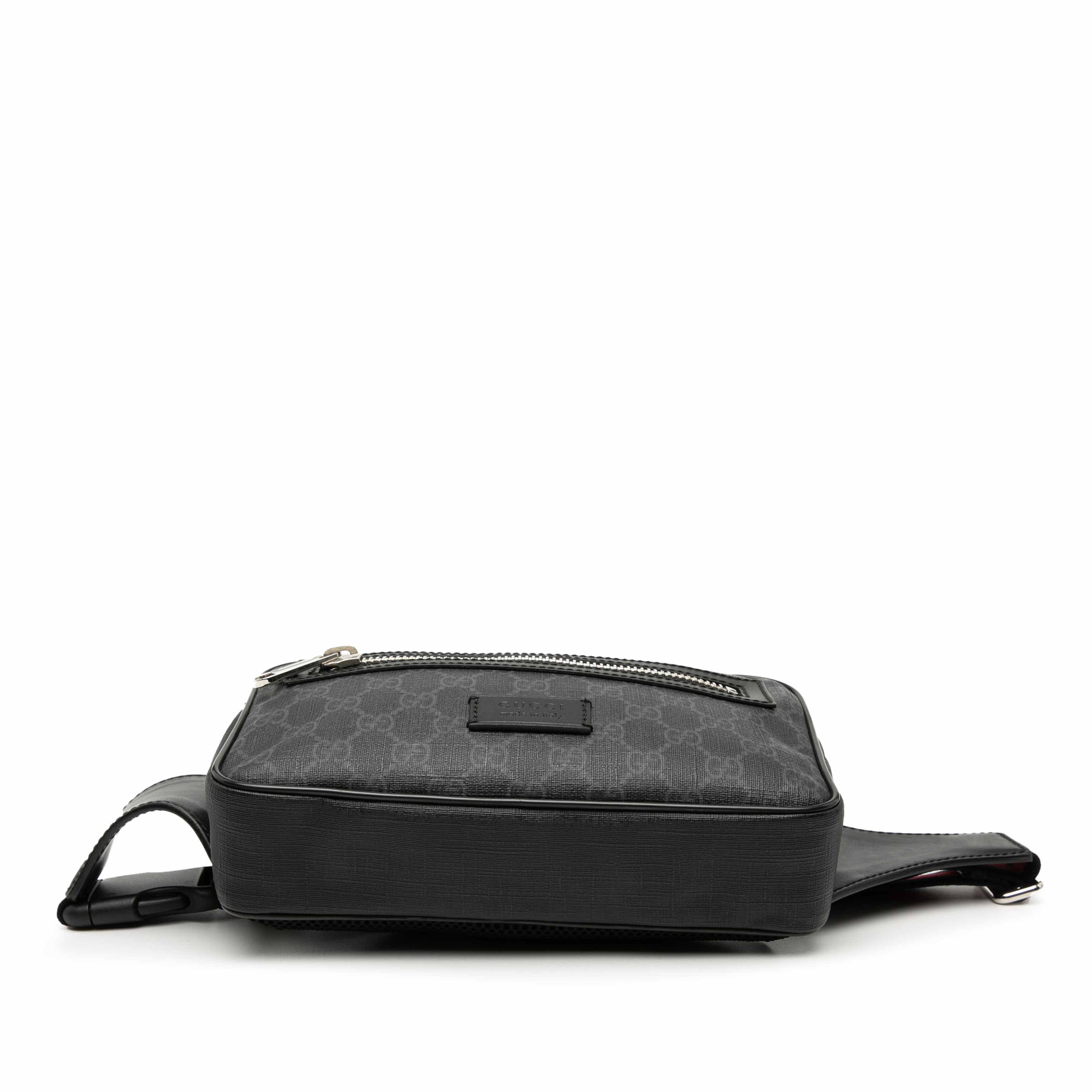 Gucci Small Gg Supreme Web Belt Bag, från Luxclusif, i färgen black. Klicka för att öppna bilden i stort format