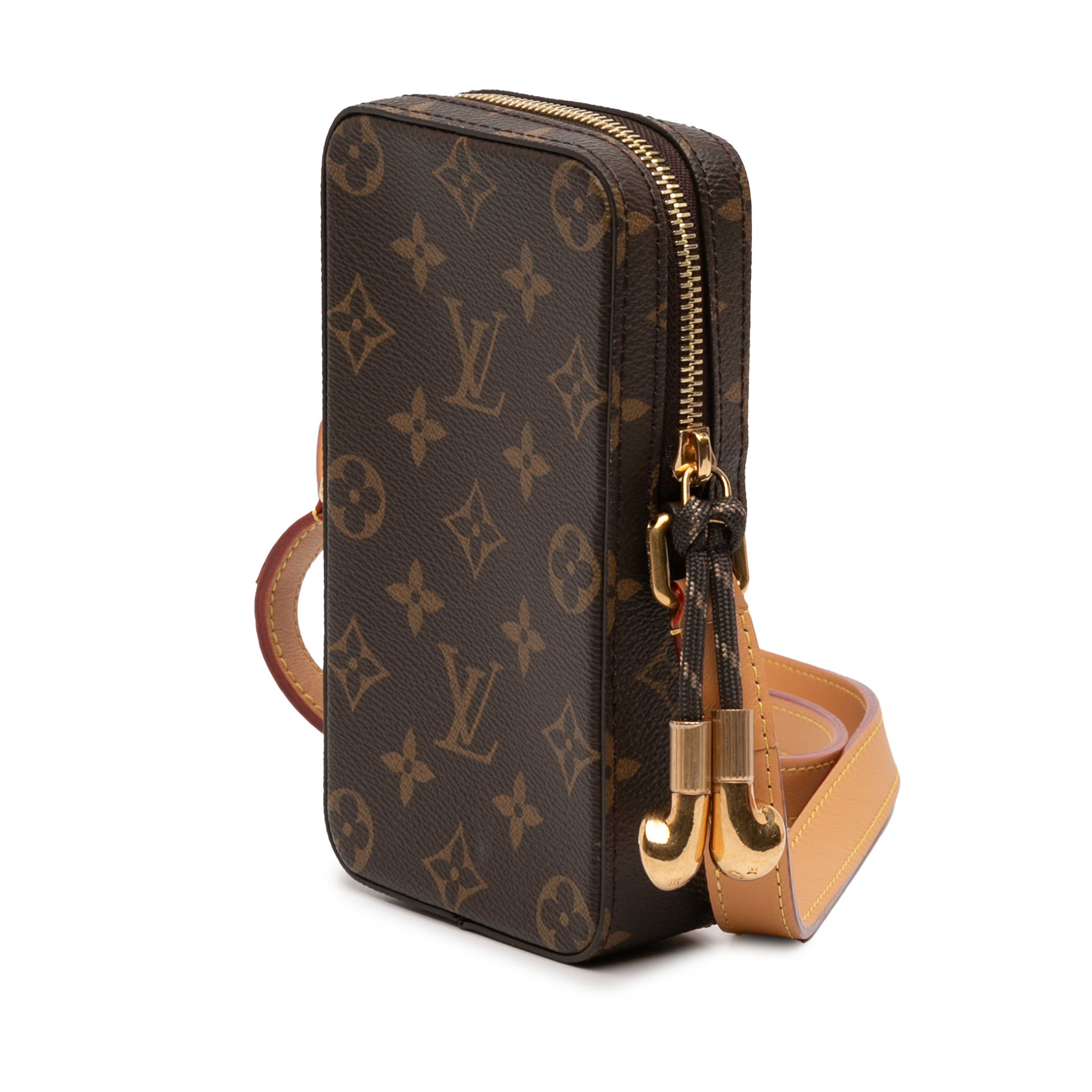 Louis Vuitton Monogram Music Player Wearable Wallet, från Luxclusif, i färgen brown. Klicka för att öppna bilden i stort format