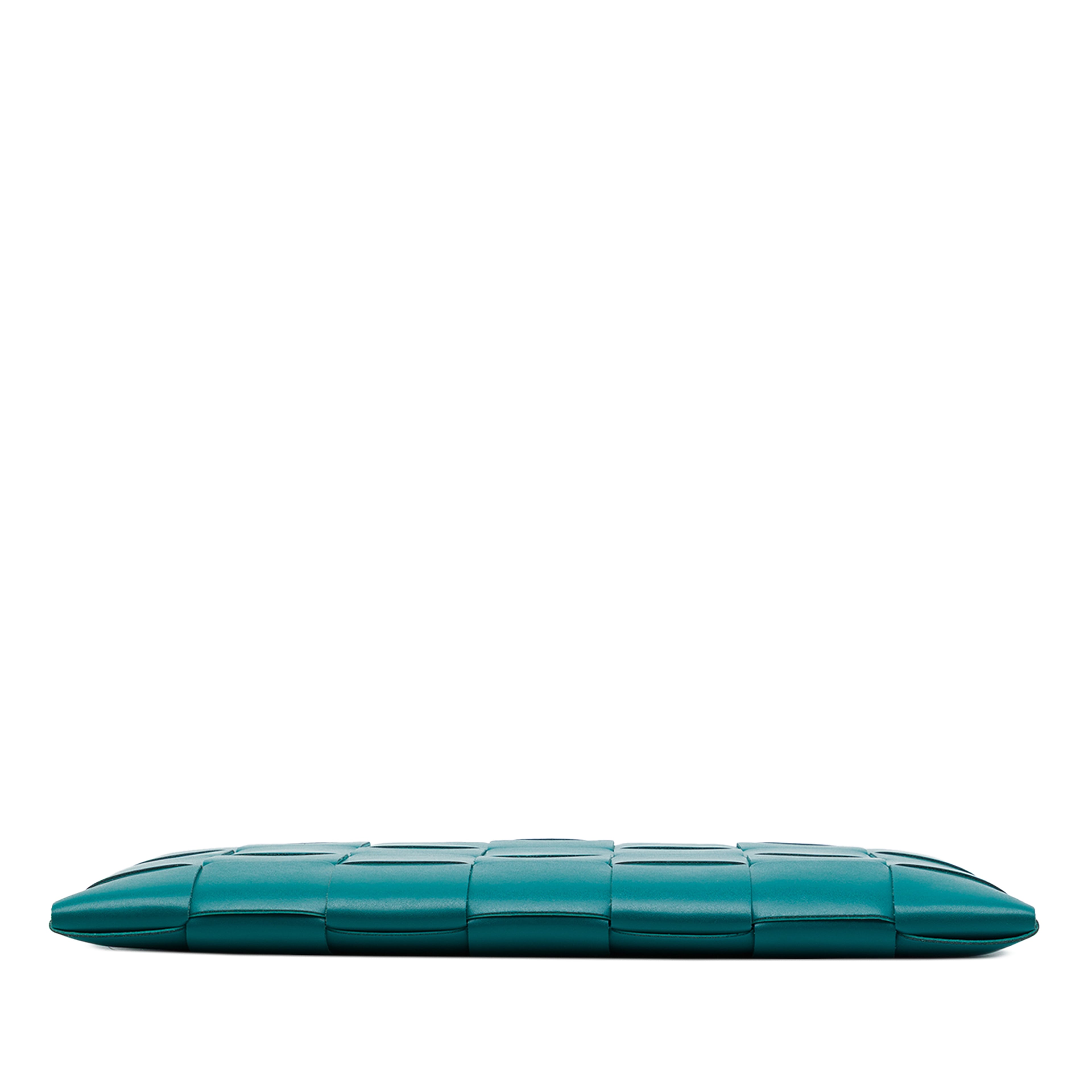 Bottega Veneta Nappa Maxi Intrecciato Cassette Flat Pouch, från Luxclusif, i färgen blå. Klicka för att öppna bilden i stort format