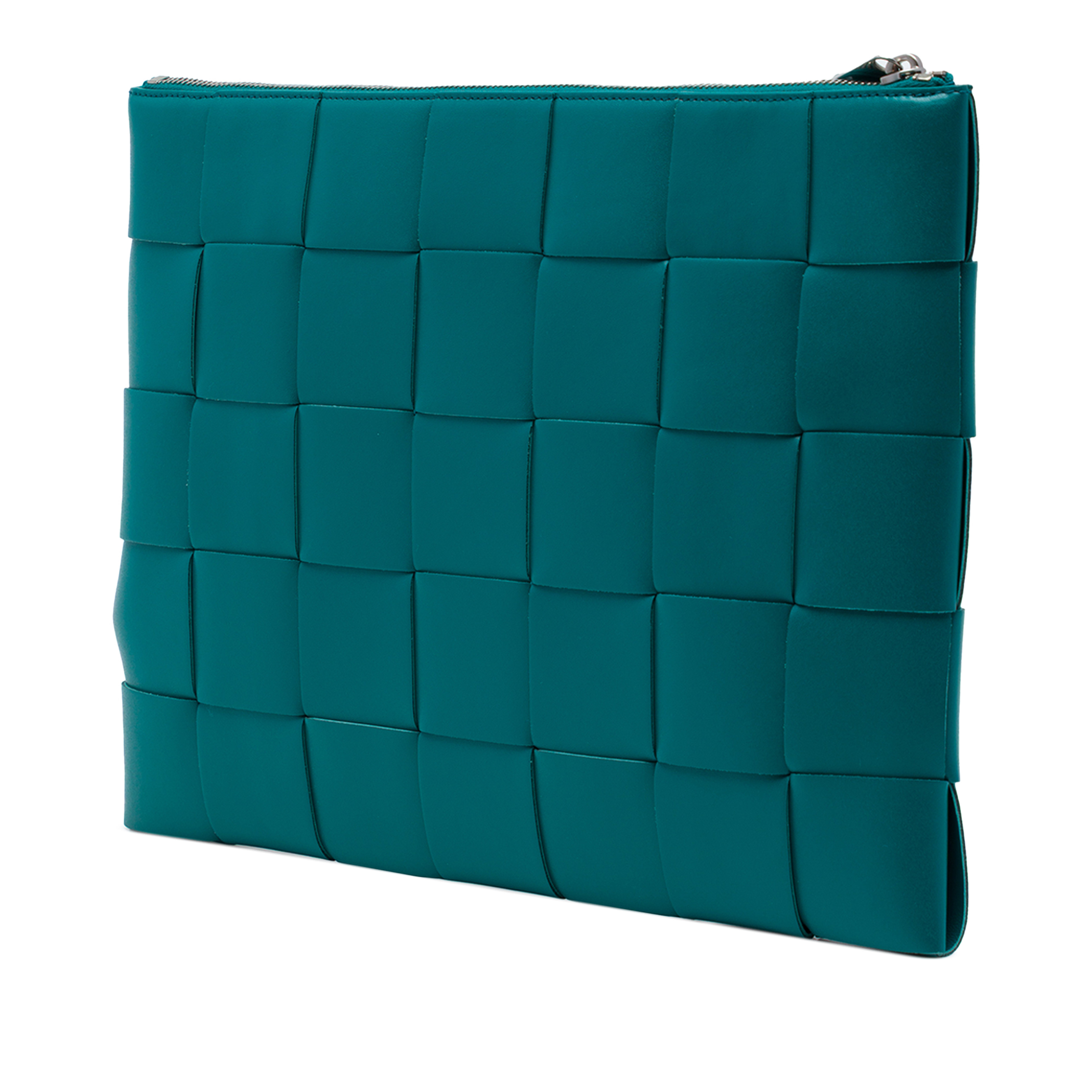 Bottega Veneta Nappa Maxi Intrecciato Cassette Flat Pouch, från Luxclusif, i färgen blå. Klicka för att öppna bilden i stort format