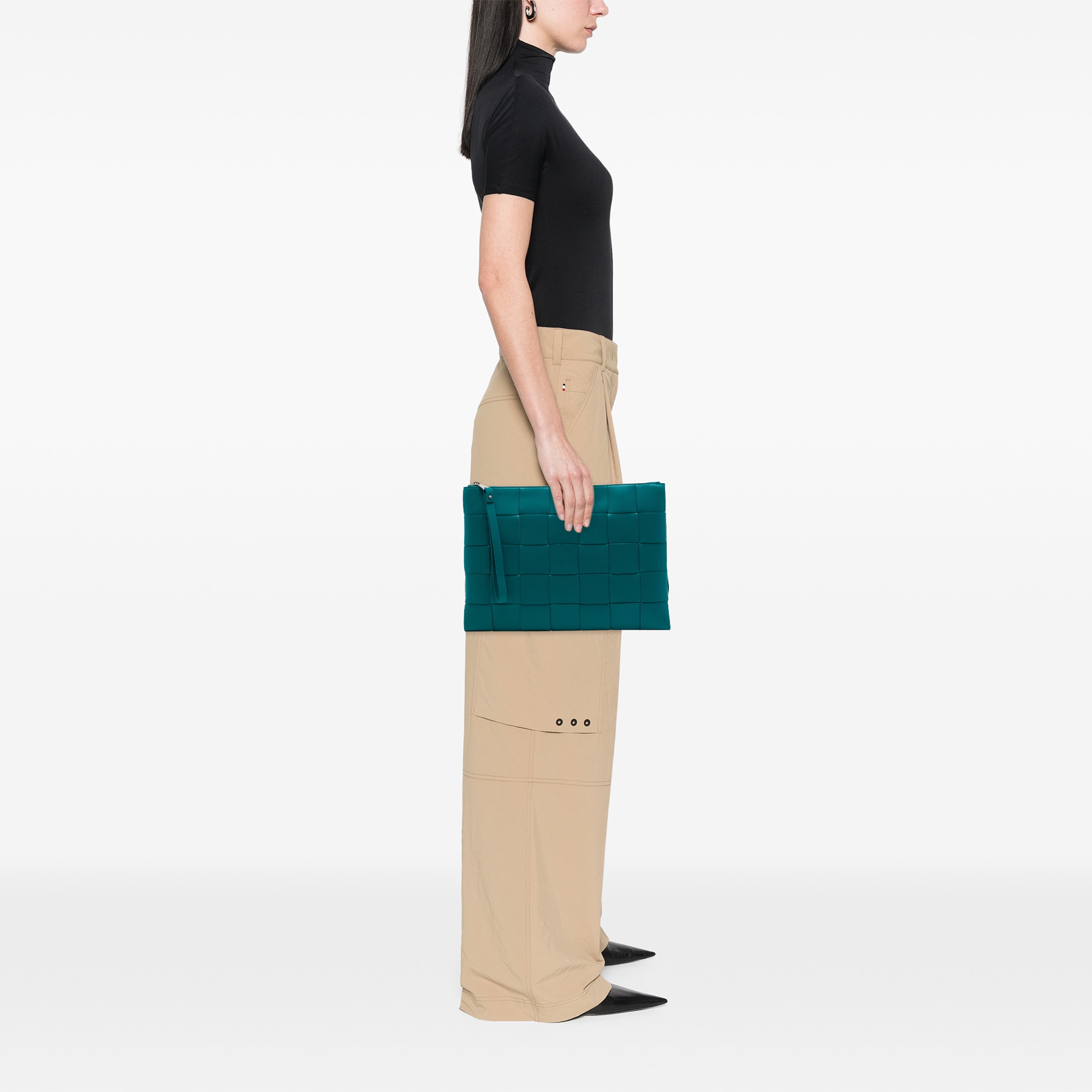 Bottega Veneta Nappa Maxi Intrecciato Cassette Flat Pouch, från Luxclusif, i färgen blå. Klicka för att öppna bilden i stort format