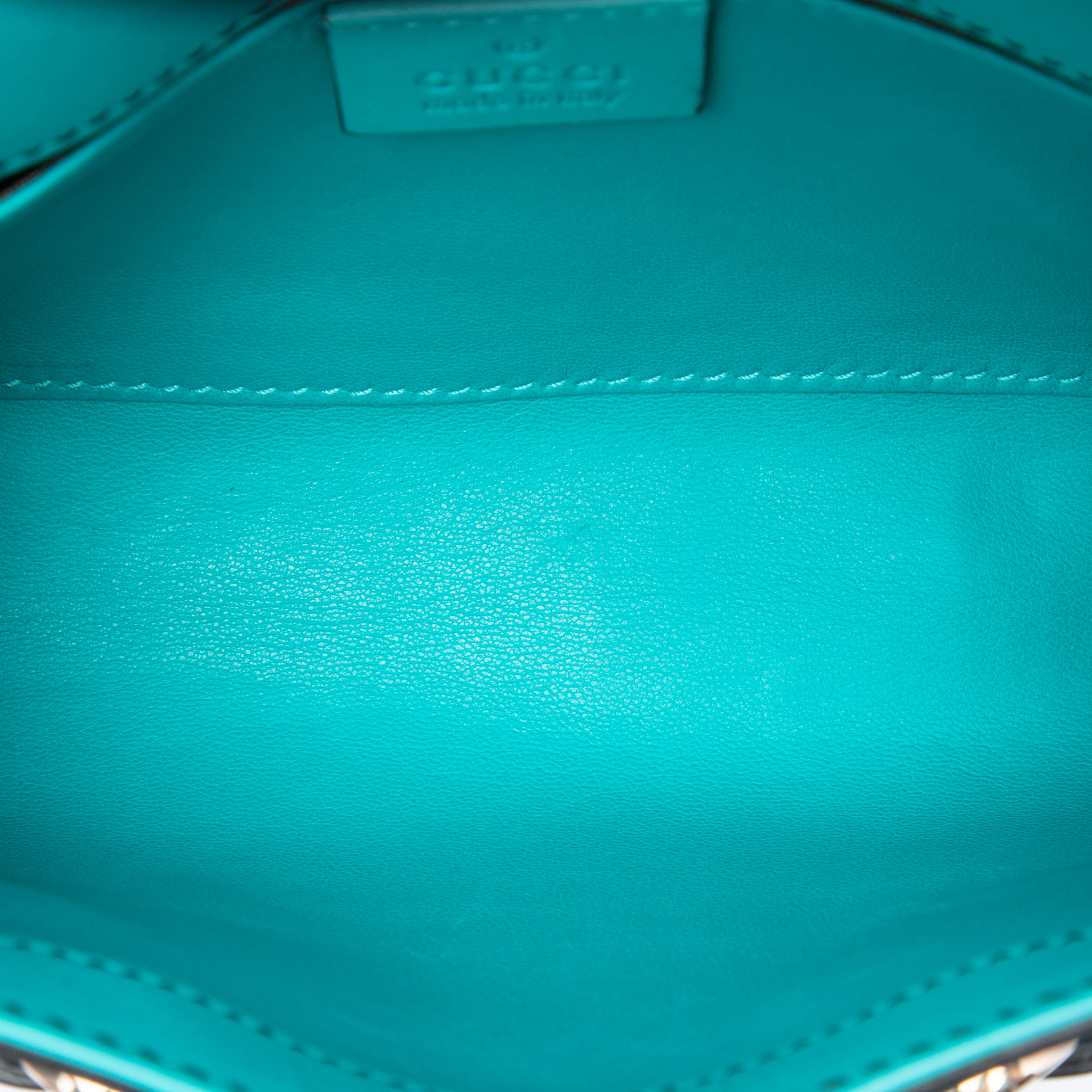 Gucci Small Calfskin Emily Crossbody, från Luxclusif, i färgen blå. Klicka för att öppna bilden i stort format