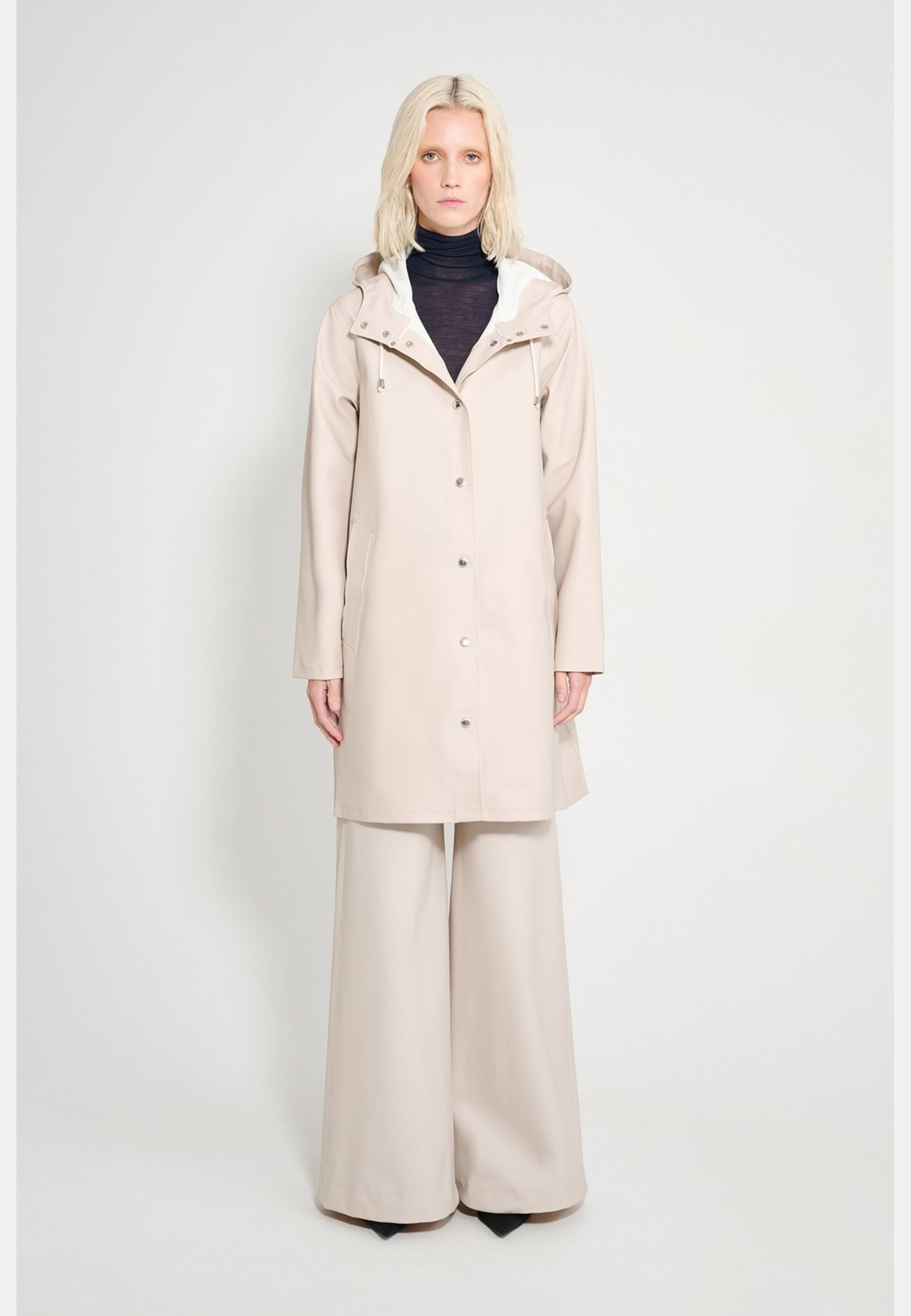 Mosebacke Raincoat, från Stutterheim, i färgen light sand. Klicka för att öppna bilden i stort format