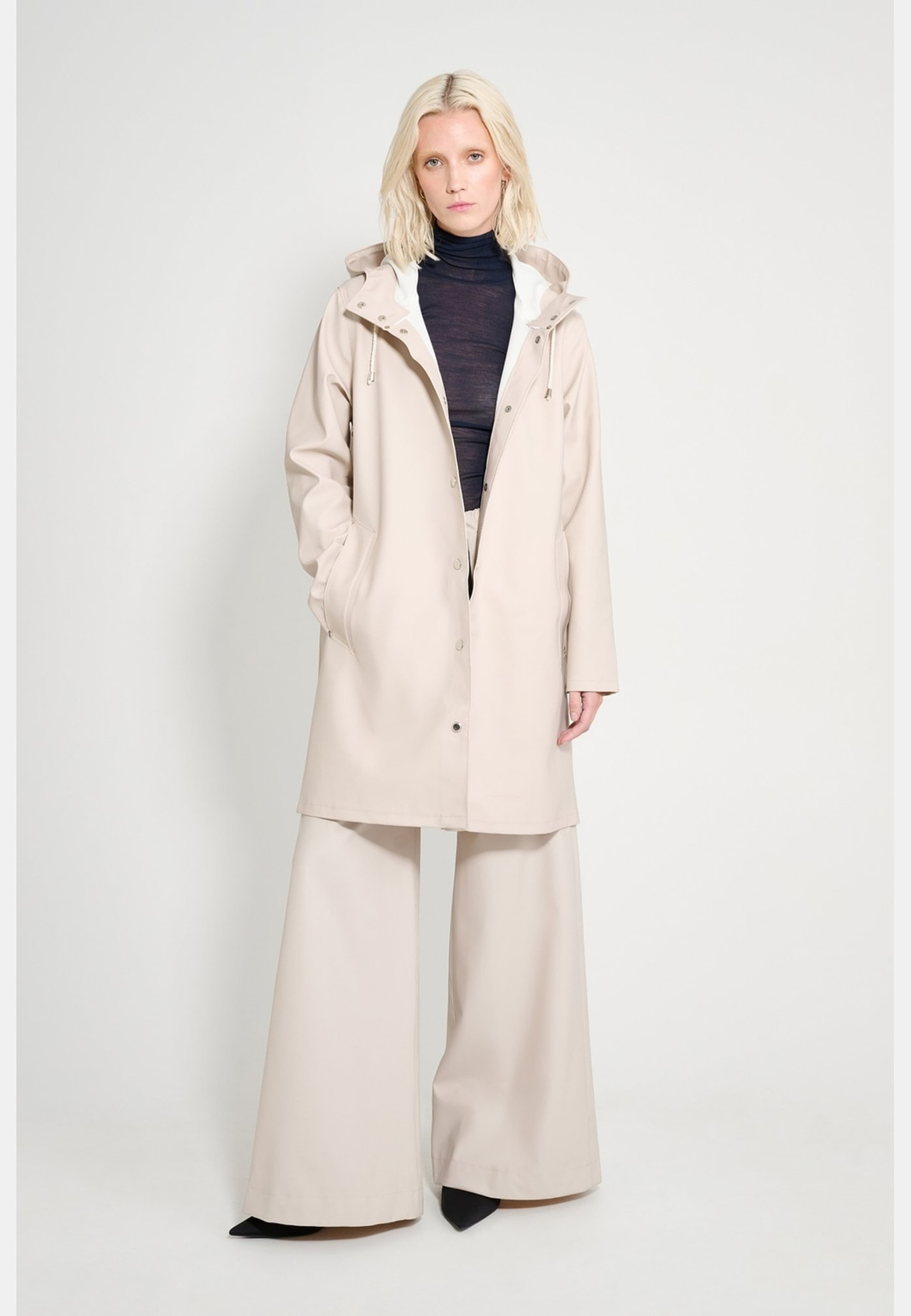 Mosebacke Raincoat, från Stutterheim, i färgen light sand. Klicka för att öppna bilden i stort format