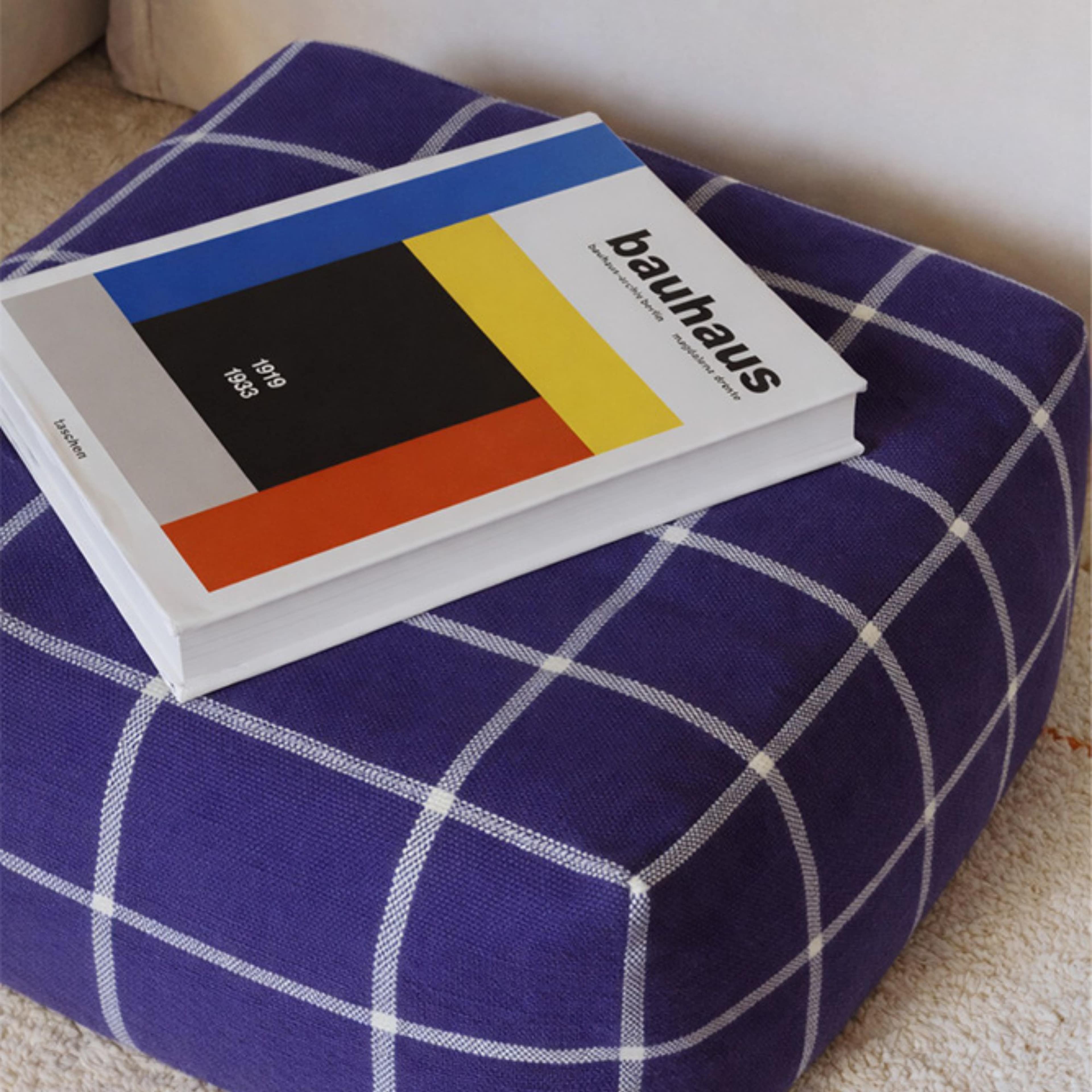 Puff Geo Block, från LORENA CANALS, i färgen marinblå, valblå. Klicka för att öppna bilden i stort format