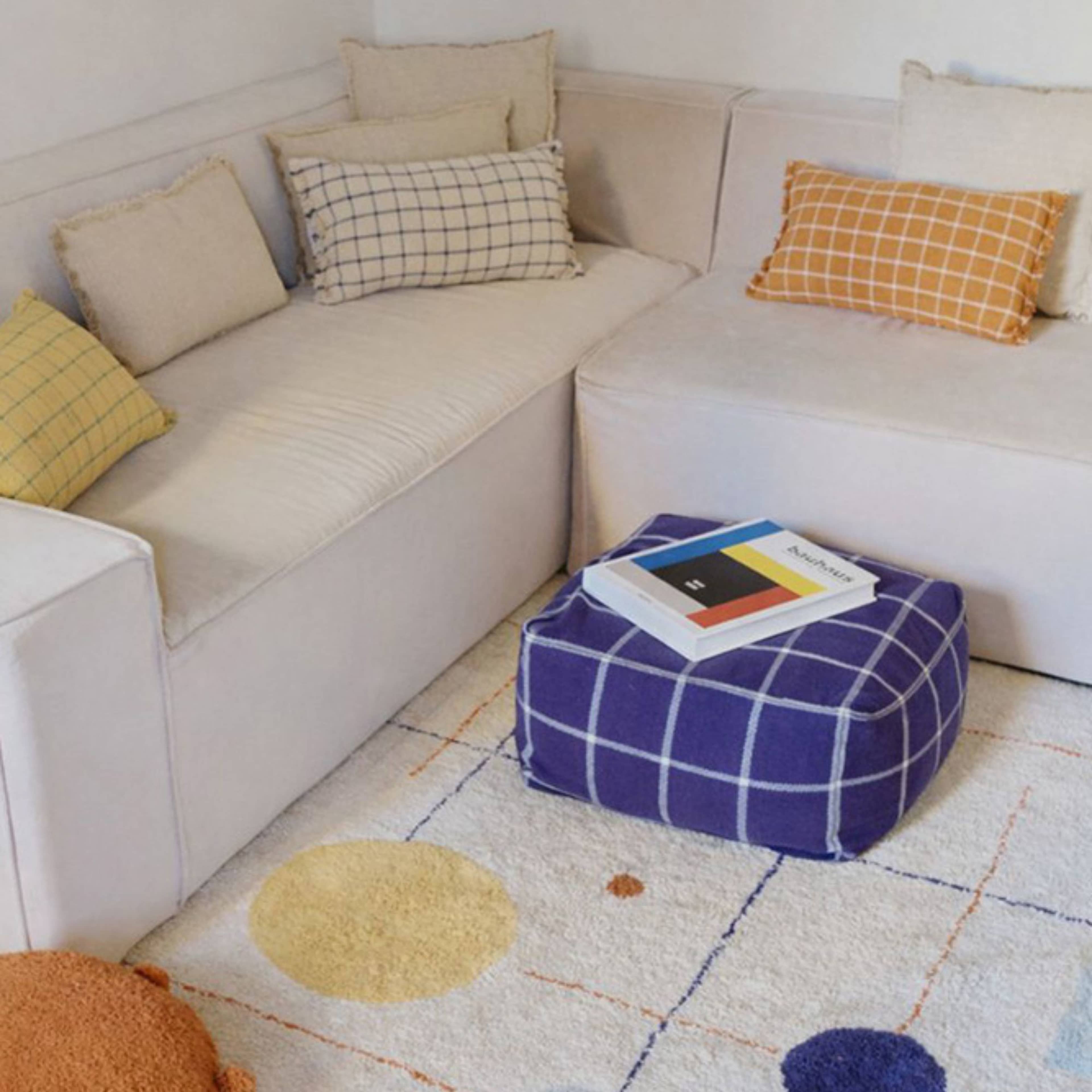 Puff Geo Block, från LORENA CANALS, i färgen marinblå, valblå. Klicka för att öppna bilden i stort format