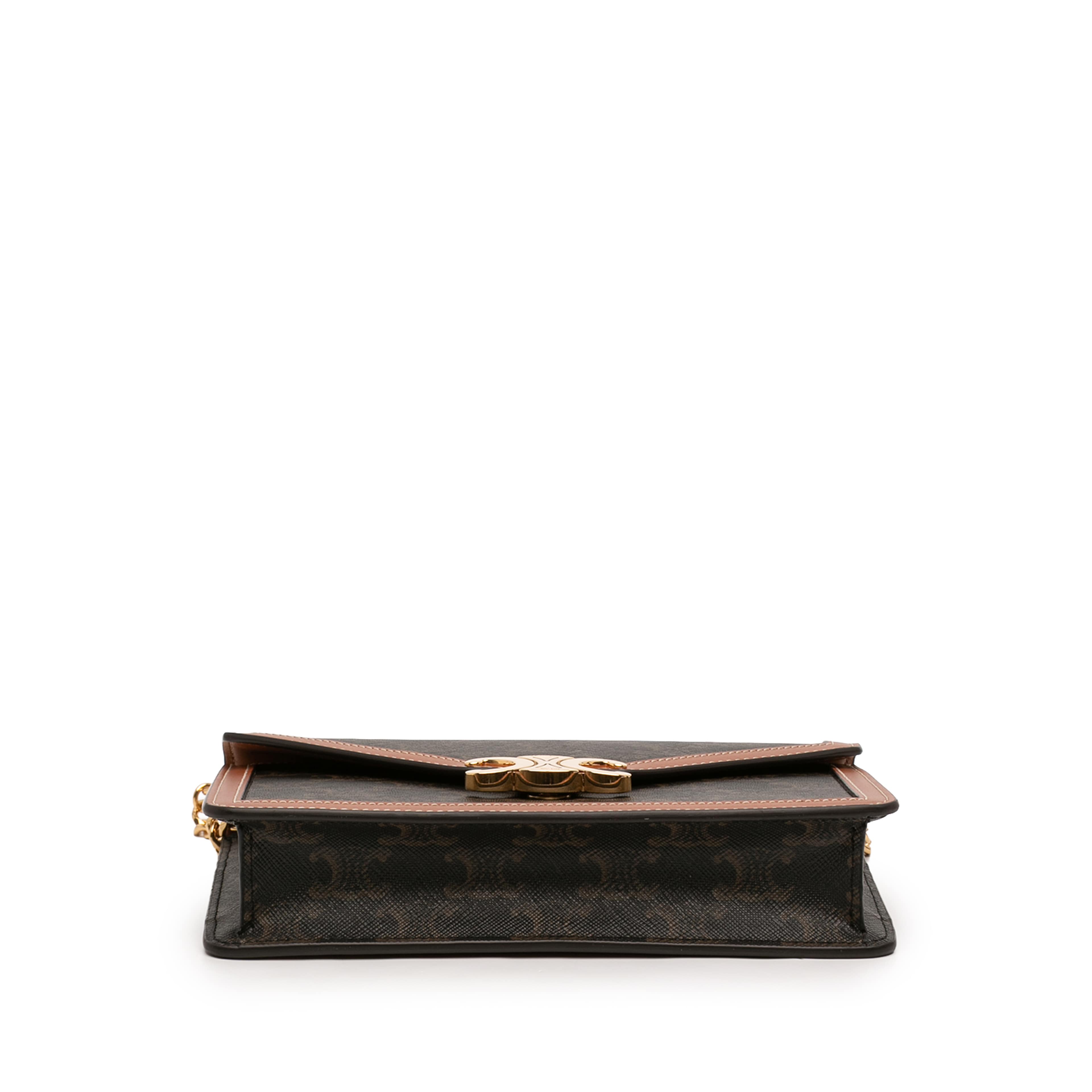 Celine Triomphe Coated Canvas Margo Wallet On Chain, från Luxclusif, i färgen dark brown. Klicka för att öppna bilden i stort format