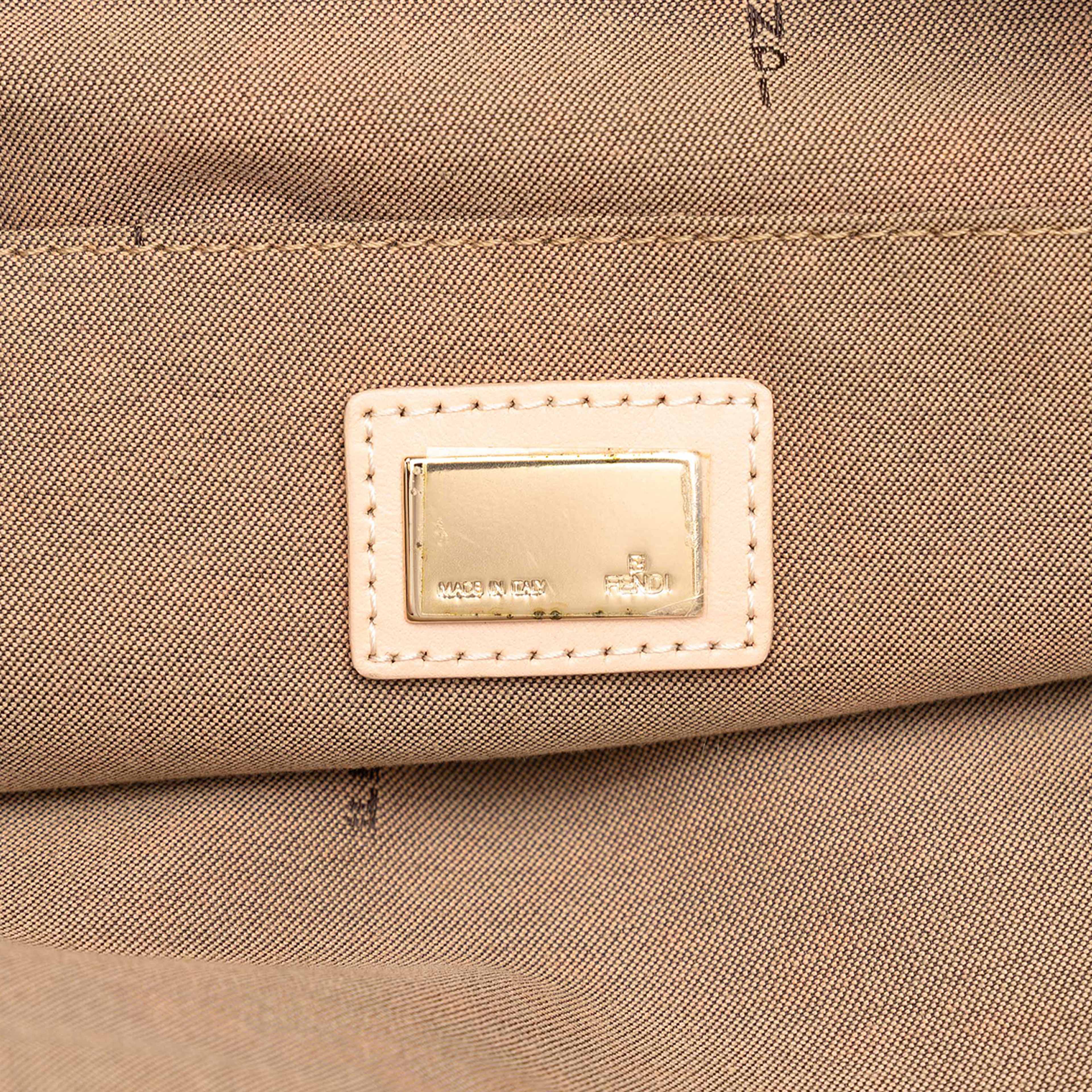 Fendi Zucchino Canvas Tote, från Luxclusif, i färgen rosa. Klicka för att öppna bilden i stort format